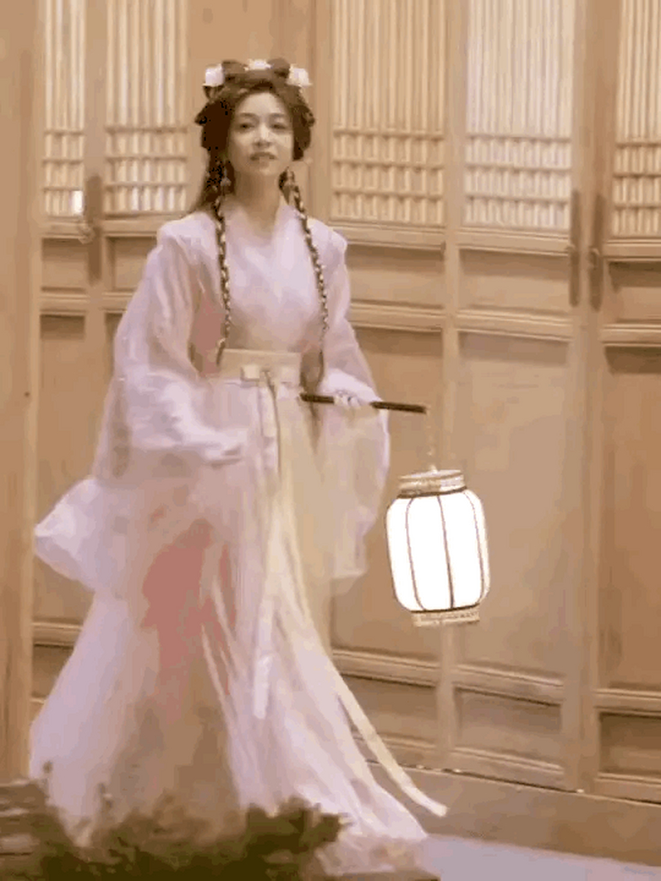 陈妍希这套古装好美啊,当初小龙女好好做妆造也不至于被嘲那么久吧?