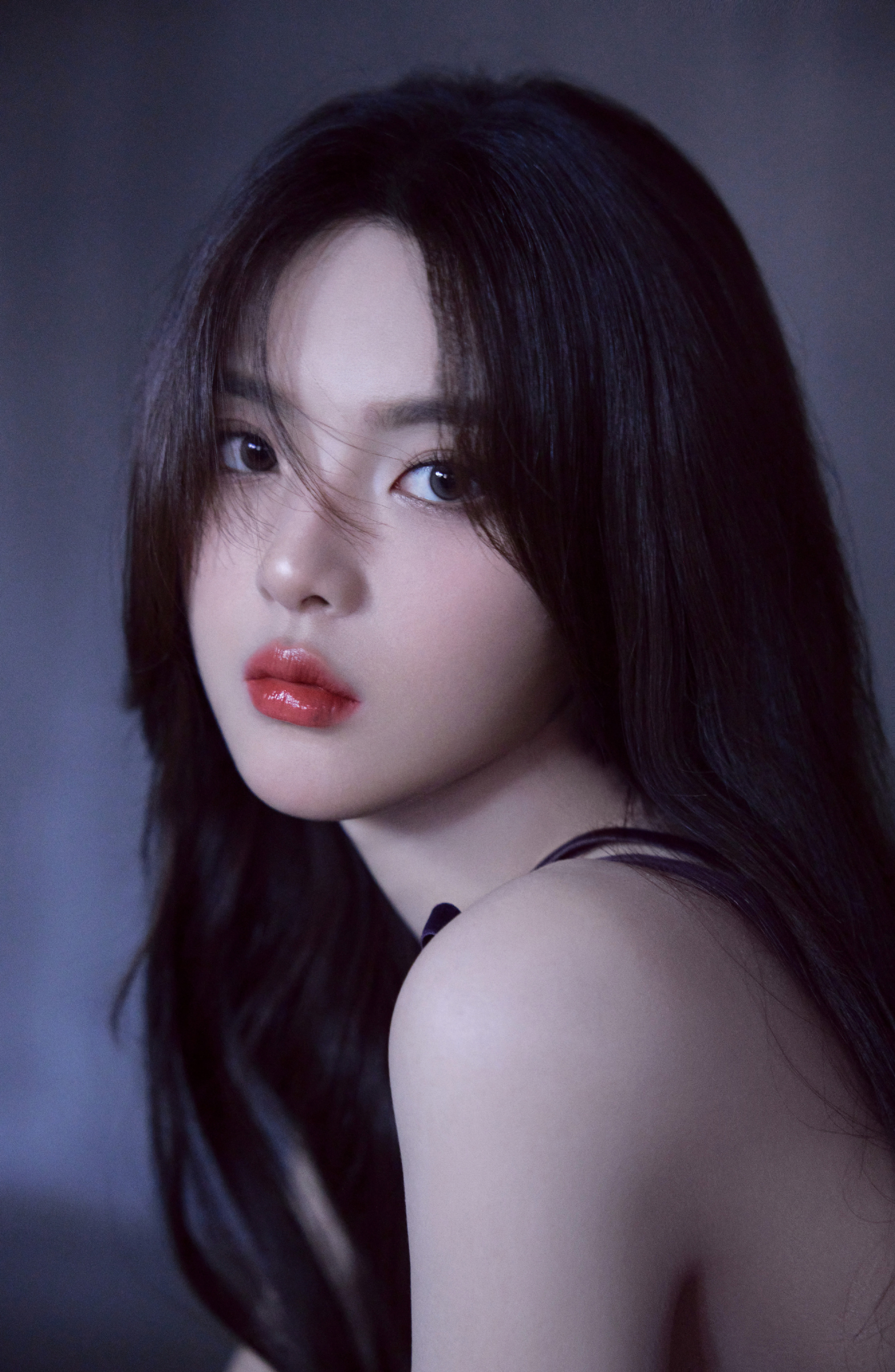 杨超越红唇黑纱裙写真图集