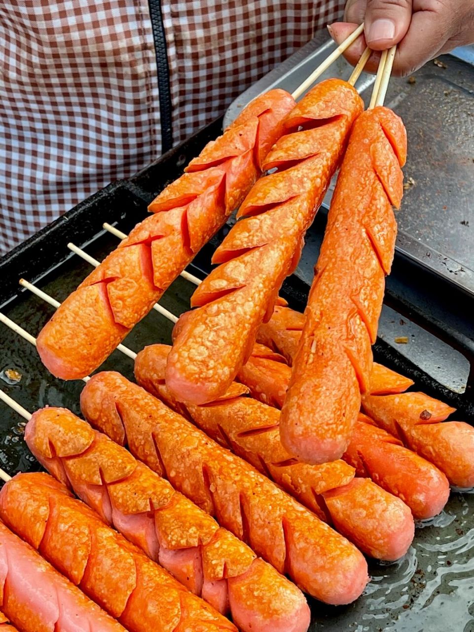 路边的一家淀粉肠小摊,真的让人无法抗拒7515看到就走不动路了