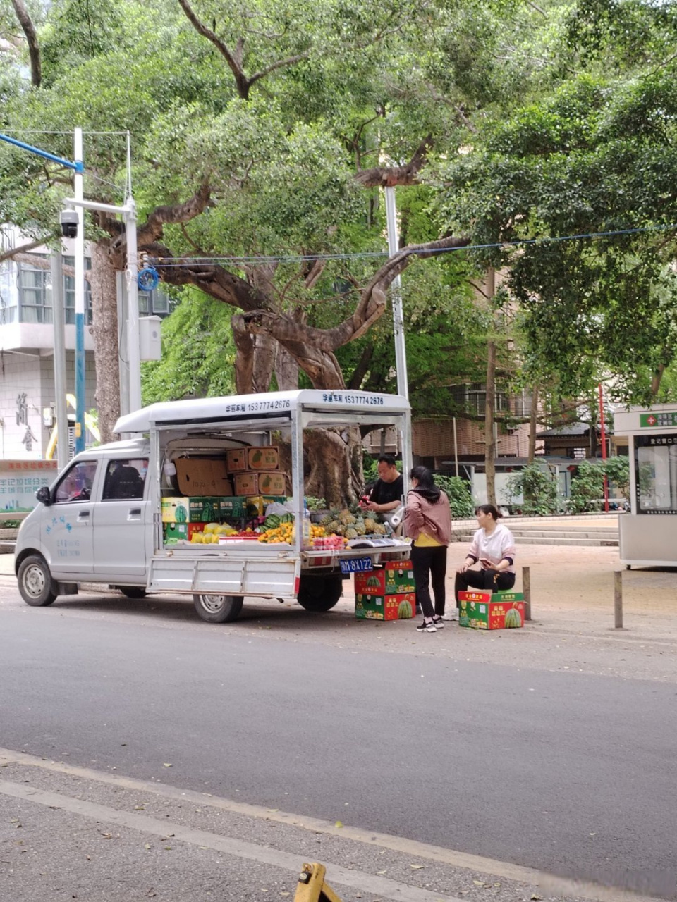 行星球剧时代#广州城中村公园里的流动水果车