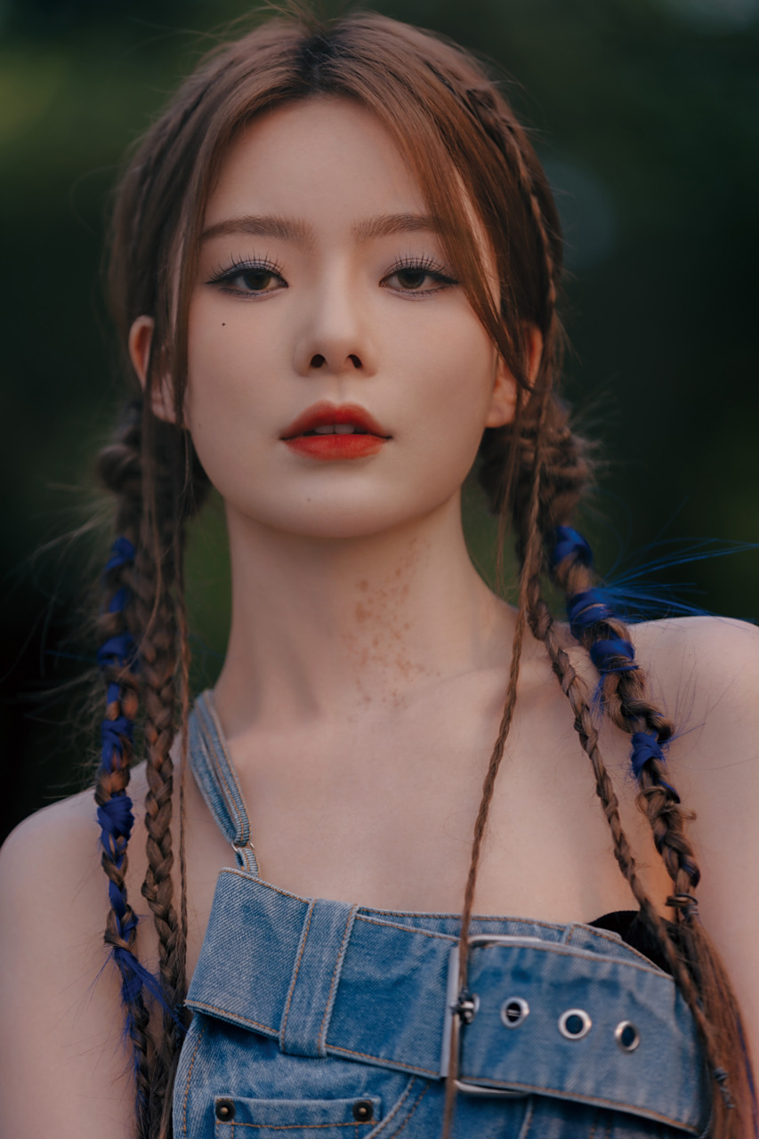 陈卓璇全新穿搭写真大片:麻花辫牛仔短裙,美腿亮眼,青春逼人.