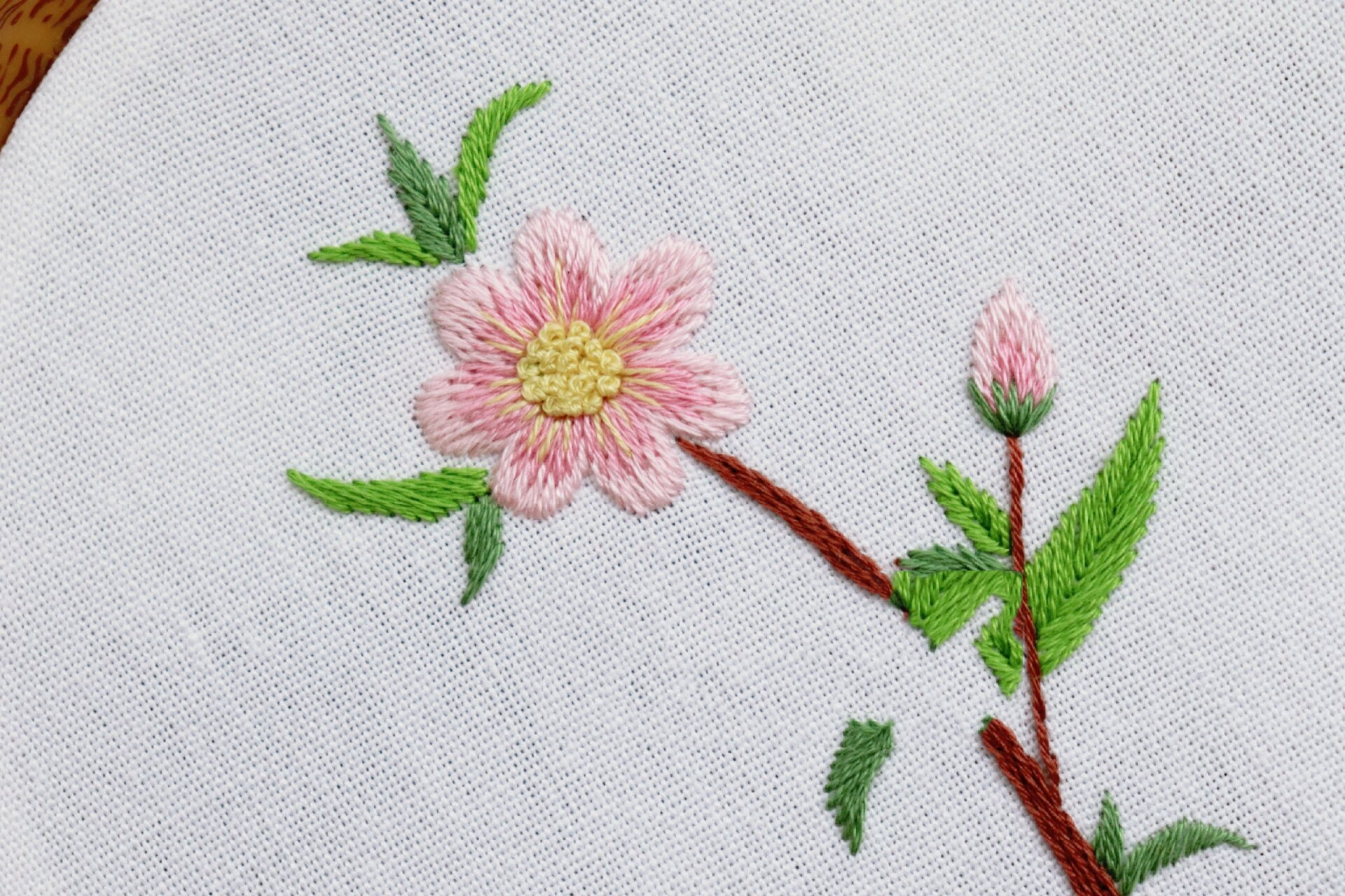 简单小桃花刺绣 春暖花开,简单又漂亮的小桃花刺绣抓紧学起来