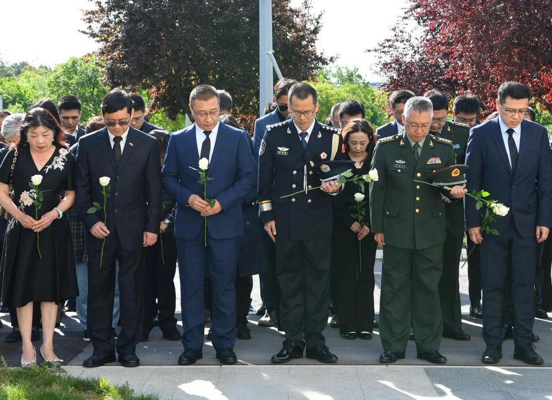 南联盟使馆被炸中牺牲烈士】5月7日,中国驻塞尔维亚大使馆举行纪念