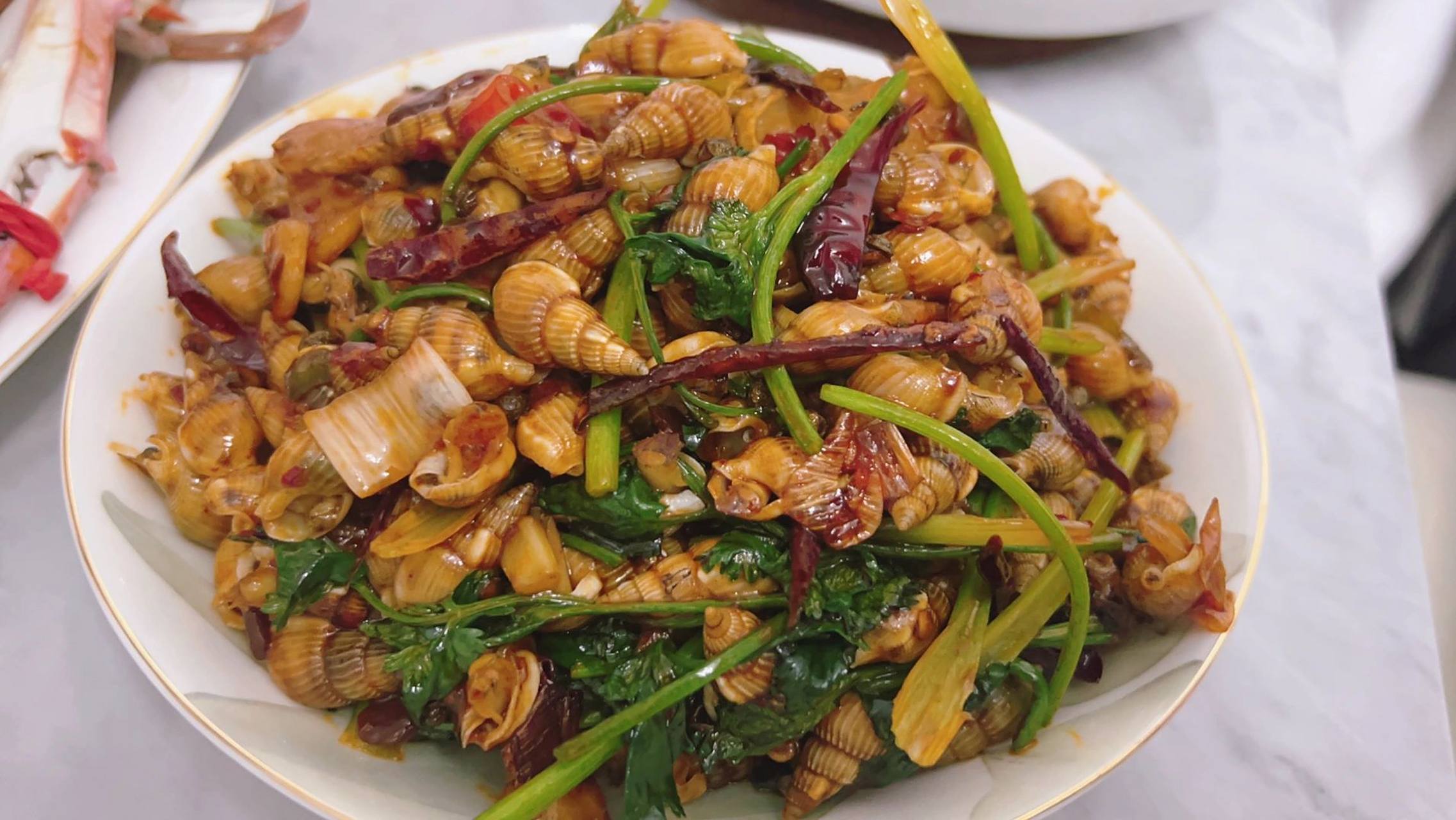 辣炒海丁做法 海丁冷水下锅. 葱姜蒜爆锅炒香.加入辣椒.