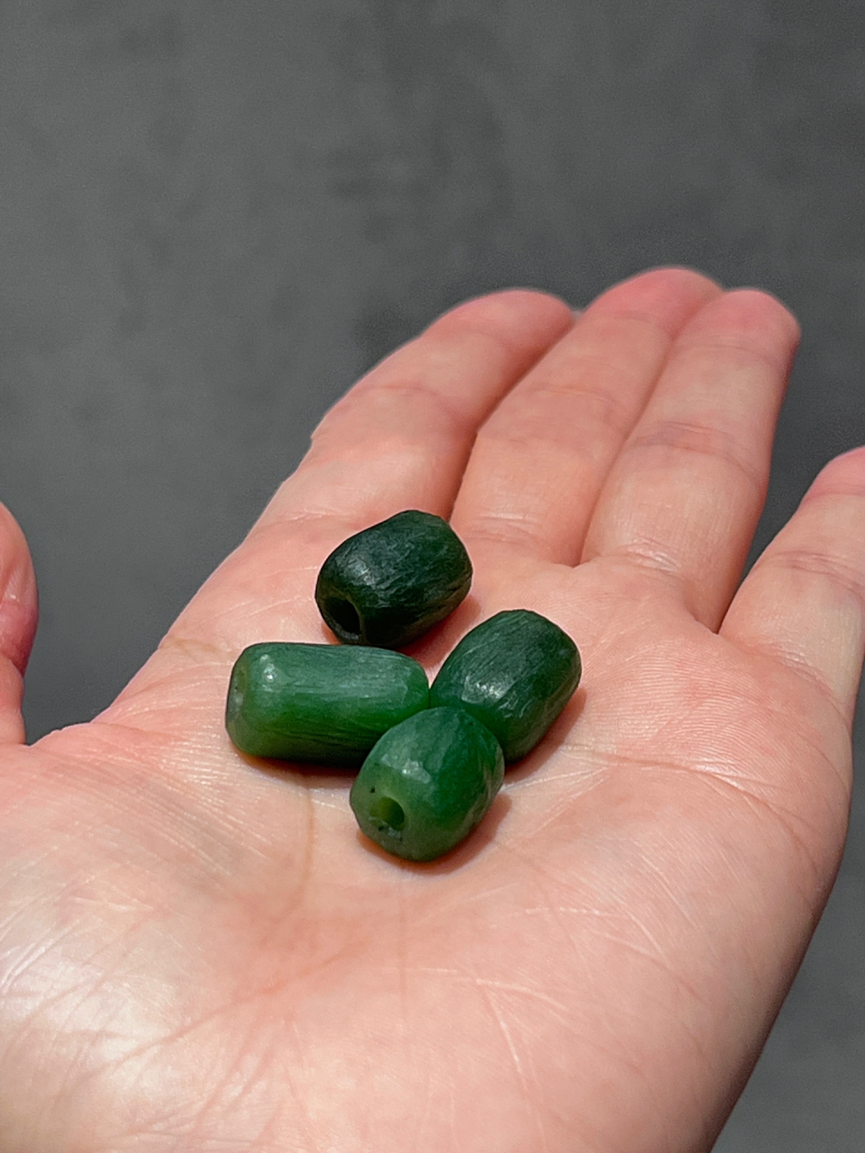 千呼万唤始出来的碧玉老光桶珠 和田玉红皮碧玉老光桶珠 复古做旧款