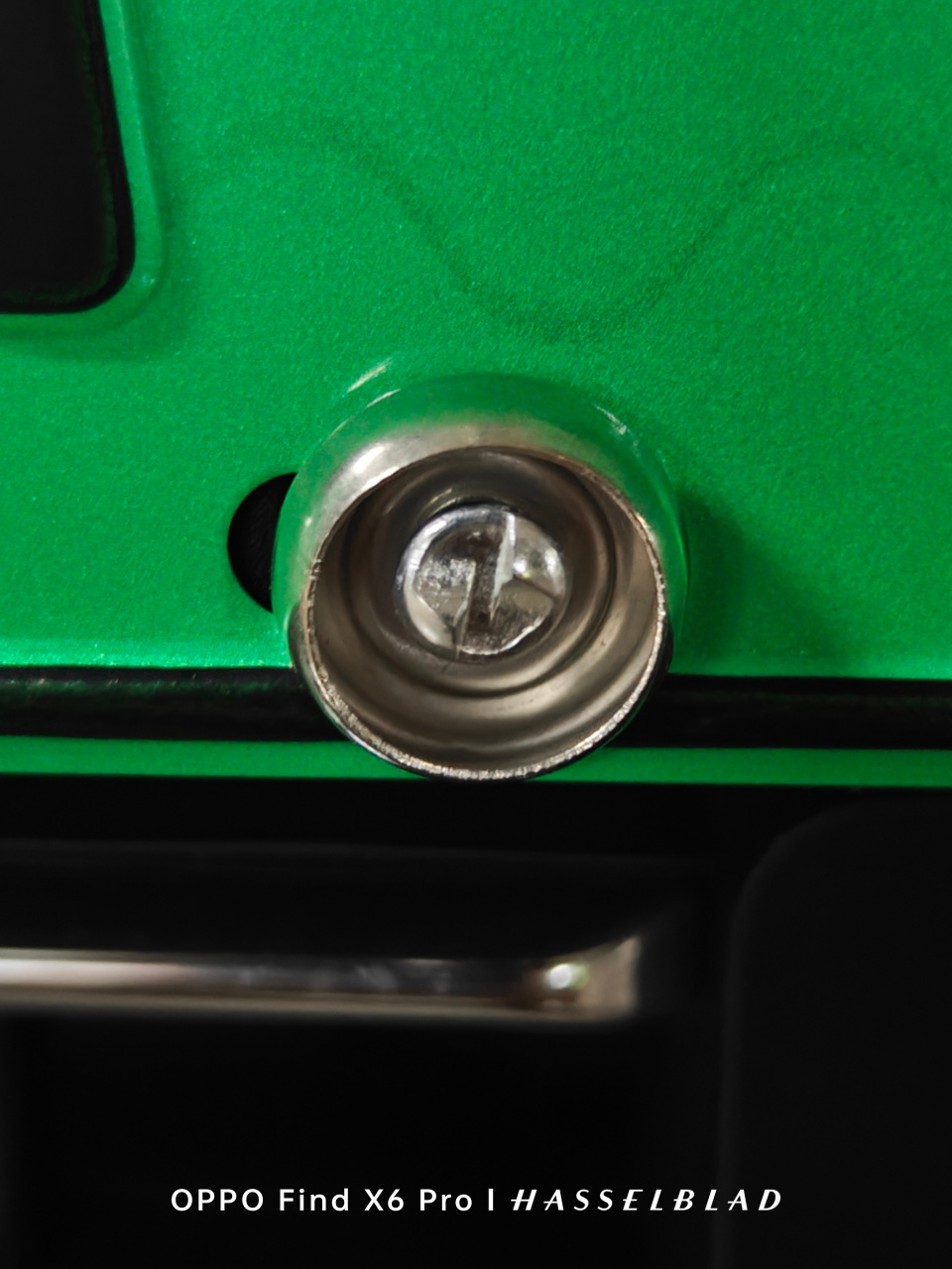 汽车车牌这个螺丝的设计太巧妙了,做了特定的豁口,只能用螺丝刀正拧