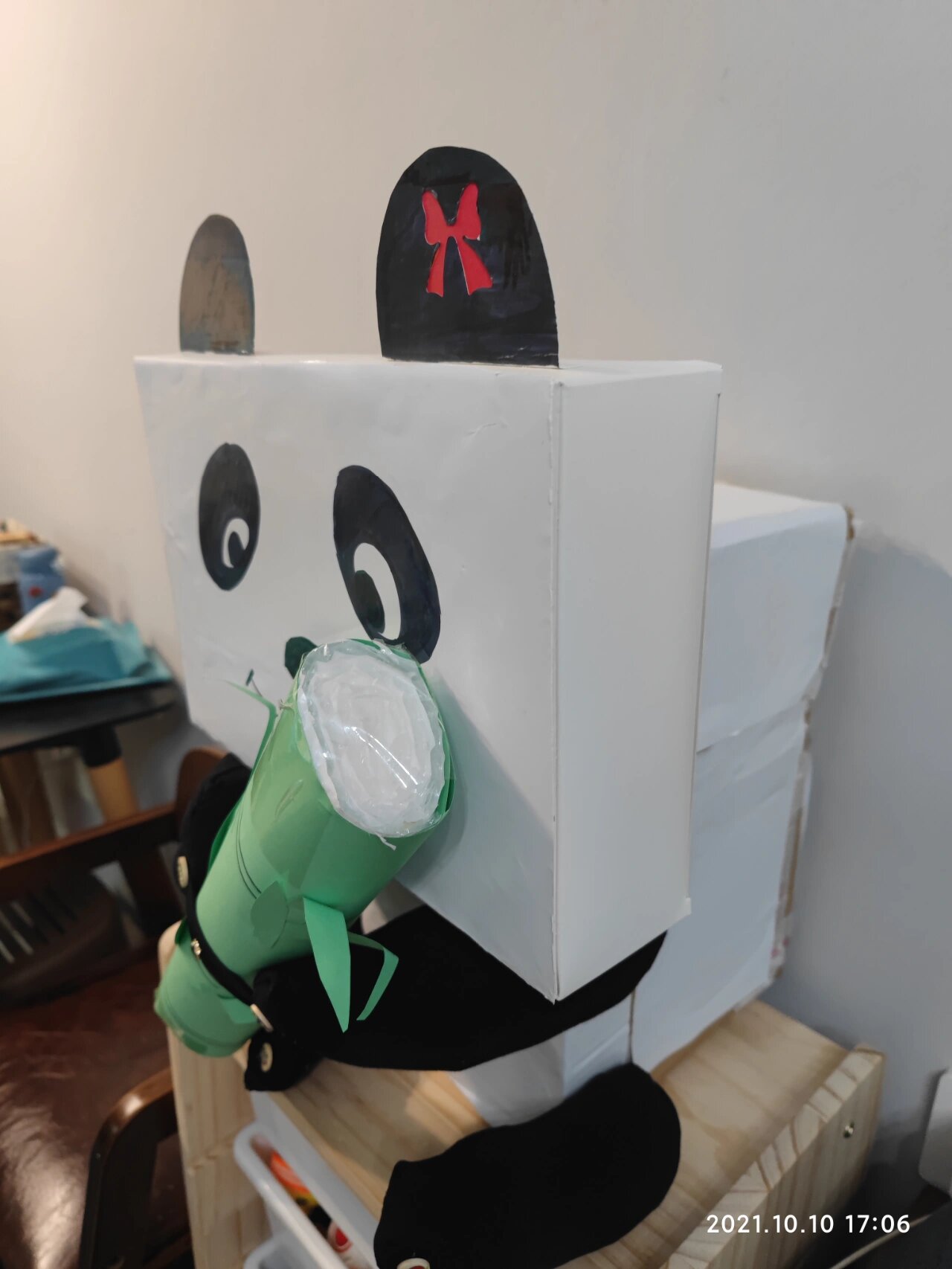 纸壳手工熊猫 国庆假期的幼儿园作业要求做大型手工动物 我们国庆去