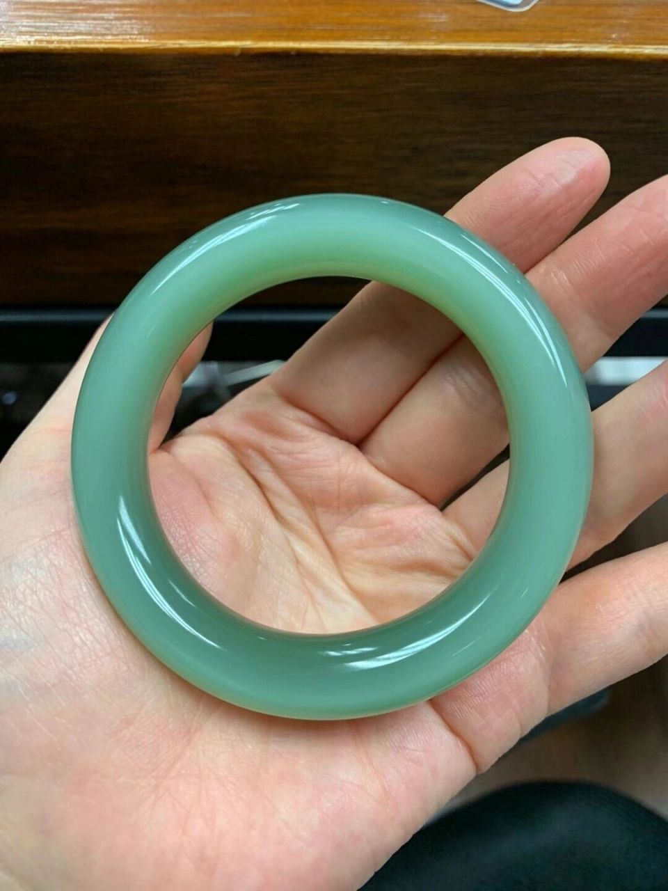 美到流口水的粉青猫眼手镯 哇哦,真的是美到流口水的一只碧玉粉青猫眼