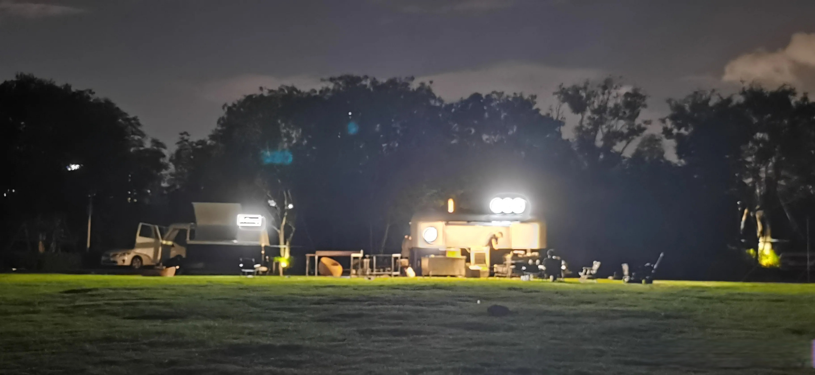 深圳悄然兴起的移动商店,采用房车模式,驻扎在露营旁边,可服务于草地