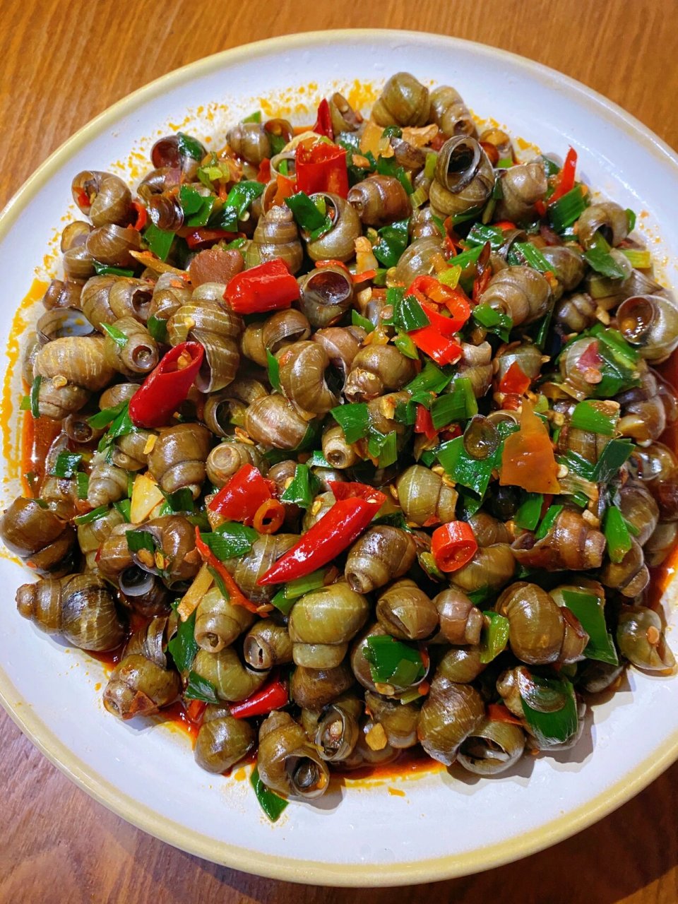 爆炒香辣螺丝,清明螺丝赛过鹅 鲜香美味 材料       剪好的螺蛳,蒜末