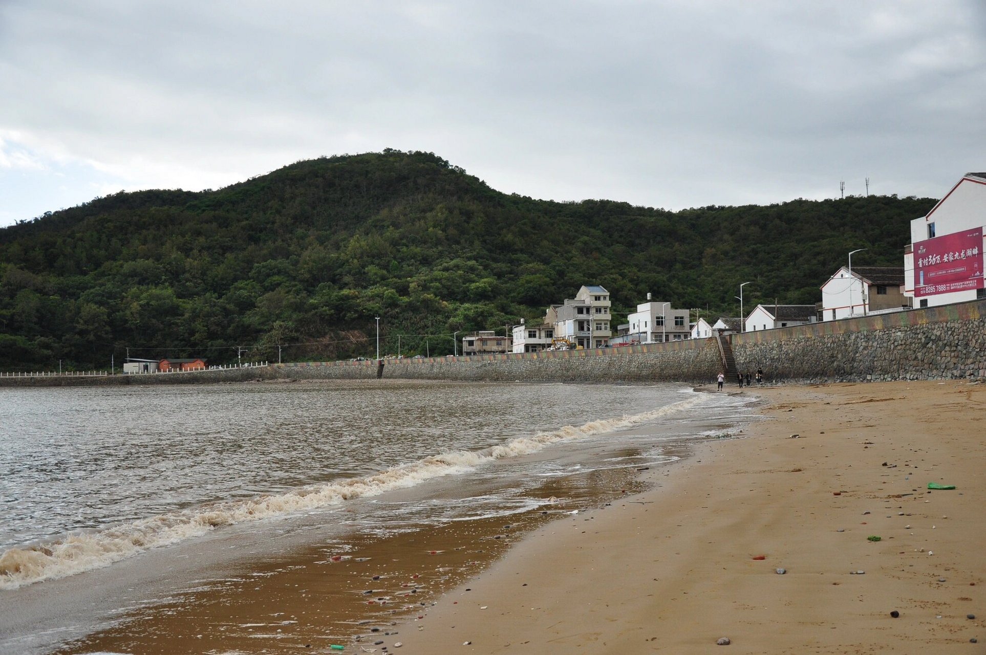 吉捕岙沙滩  周日下午去的时候阴天,拍照不是很亮 旁边村庄在拆迁