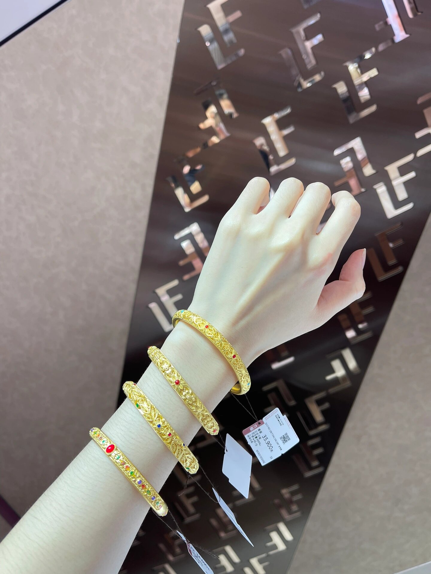 六福珠宝古法珐琅彩黄金手镯