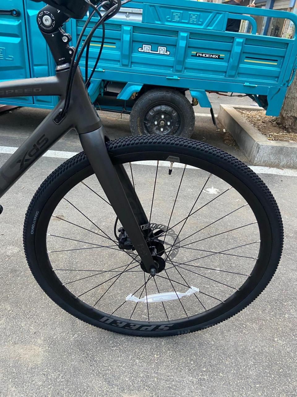 喜德盛极速500配置方面依然采用禧玛诺m370套件27速,彦豪油压碟刹,铝