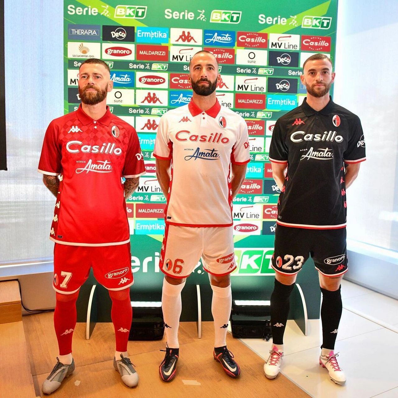 巴里发布2022-23赛季主客和第三球衣 #足球# #小红书竞技场# #球衣