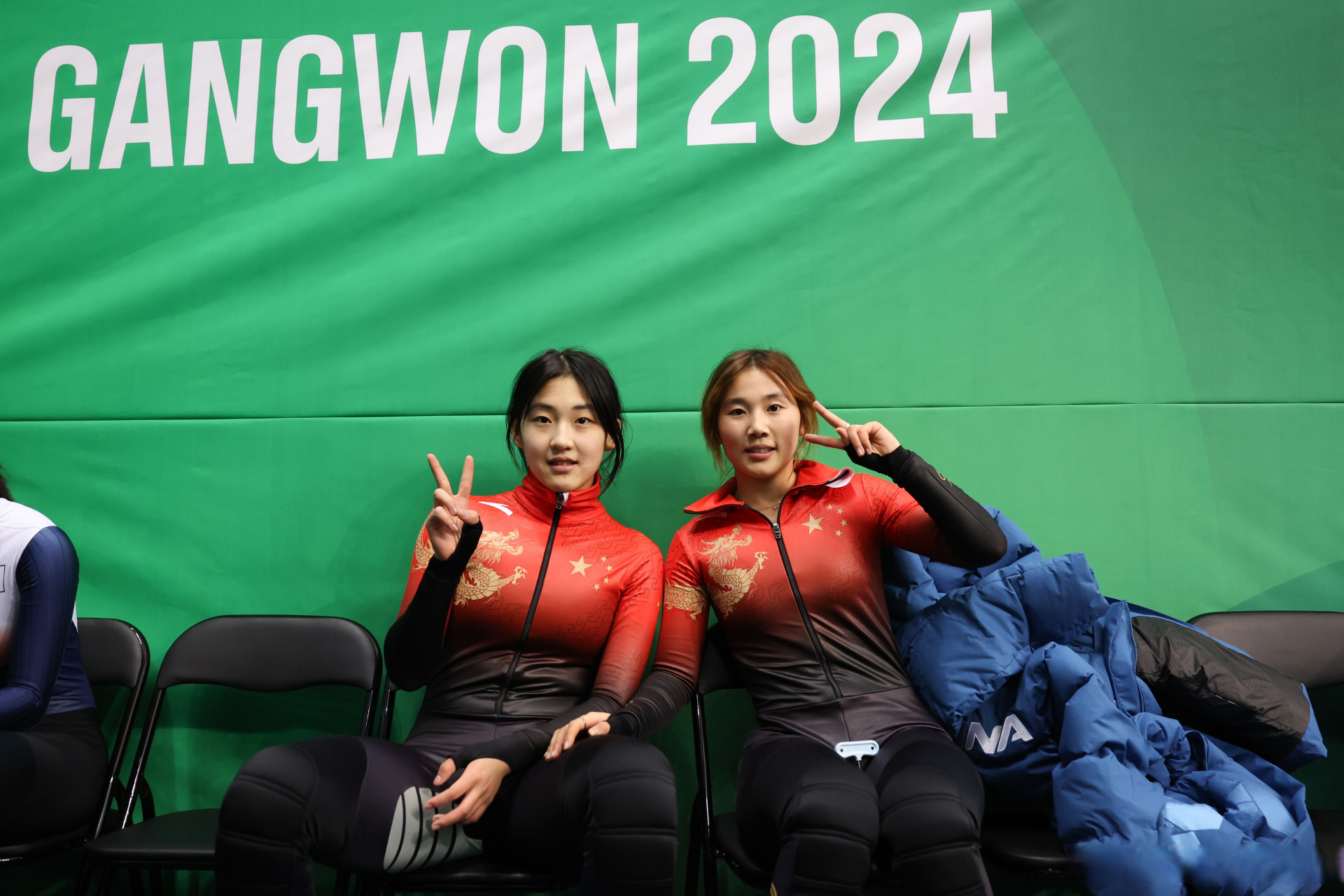 女子1500米决赛中,中国运动员杨婧茹和李金恣分获金银牌,这是中国体育