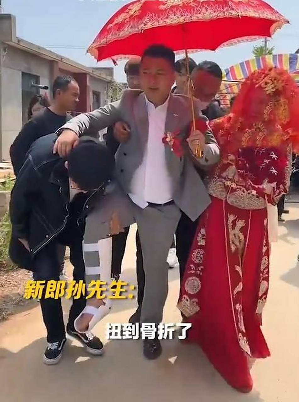 太搞笑了,新郎结婚前被200斤朋友闹喜,结果被压骨折,结婚当天被朋友