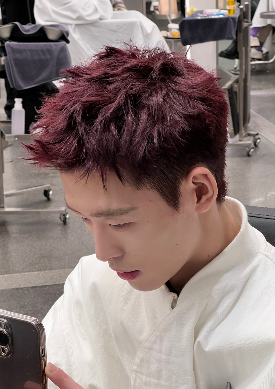 男生巨显白的发色 杭州染发 玫红色前刺发型 干净 清爽 阳光  不伪娘
