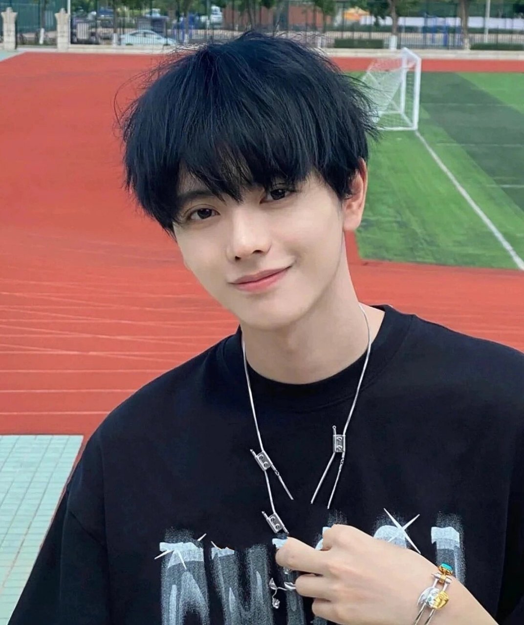 男士蓝黑发色 大连染发深色天花板显白回头率爆表 这个发色叫蓝黑色染