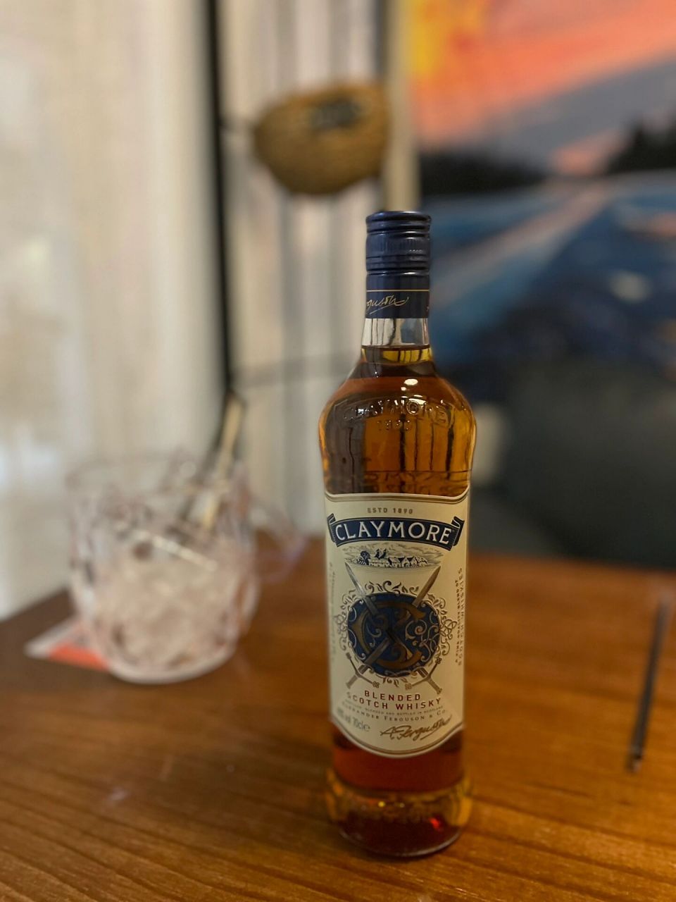 酒精容器——剑威调和苏格兰威士忌 酒标上两把大剑倒是挺威风的.