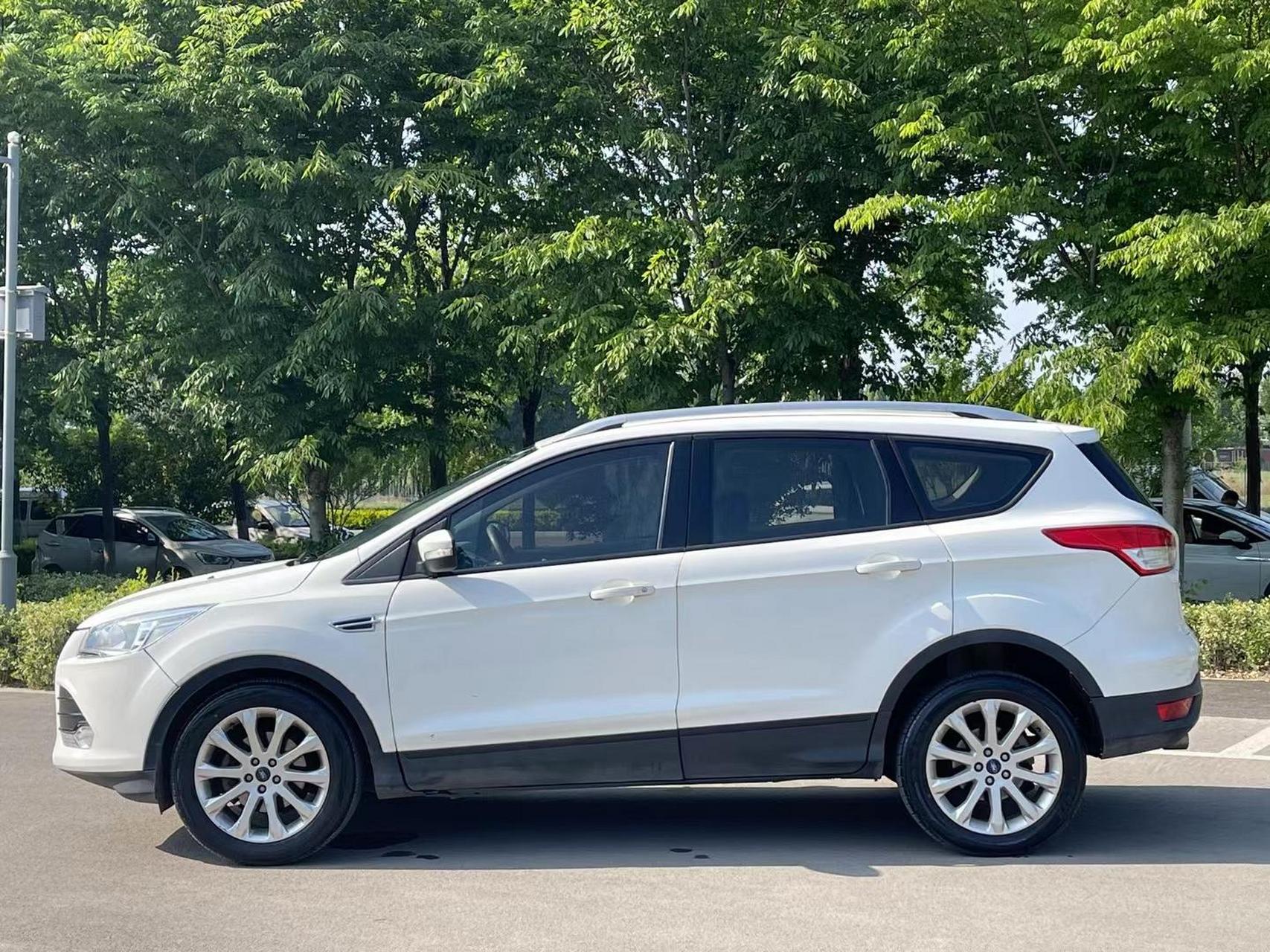 98,新到2013年上牌城市suv福特翼虎,白色外观黑色内饰整体干净整洁八