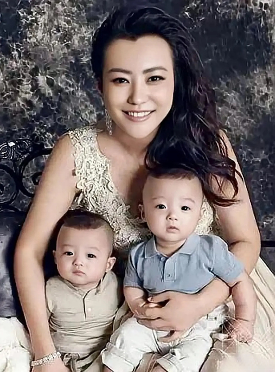 郝蕾与前夫刘烨双胞胎儿子刘泰阁 刘泰郝 #郝蕾# 郝蕾,1978年11月1日