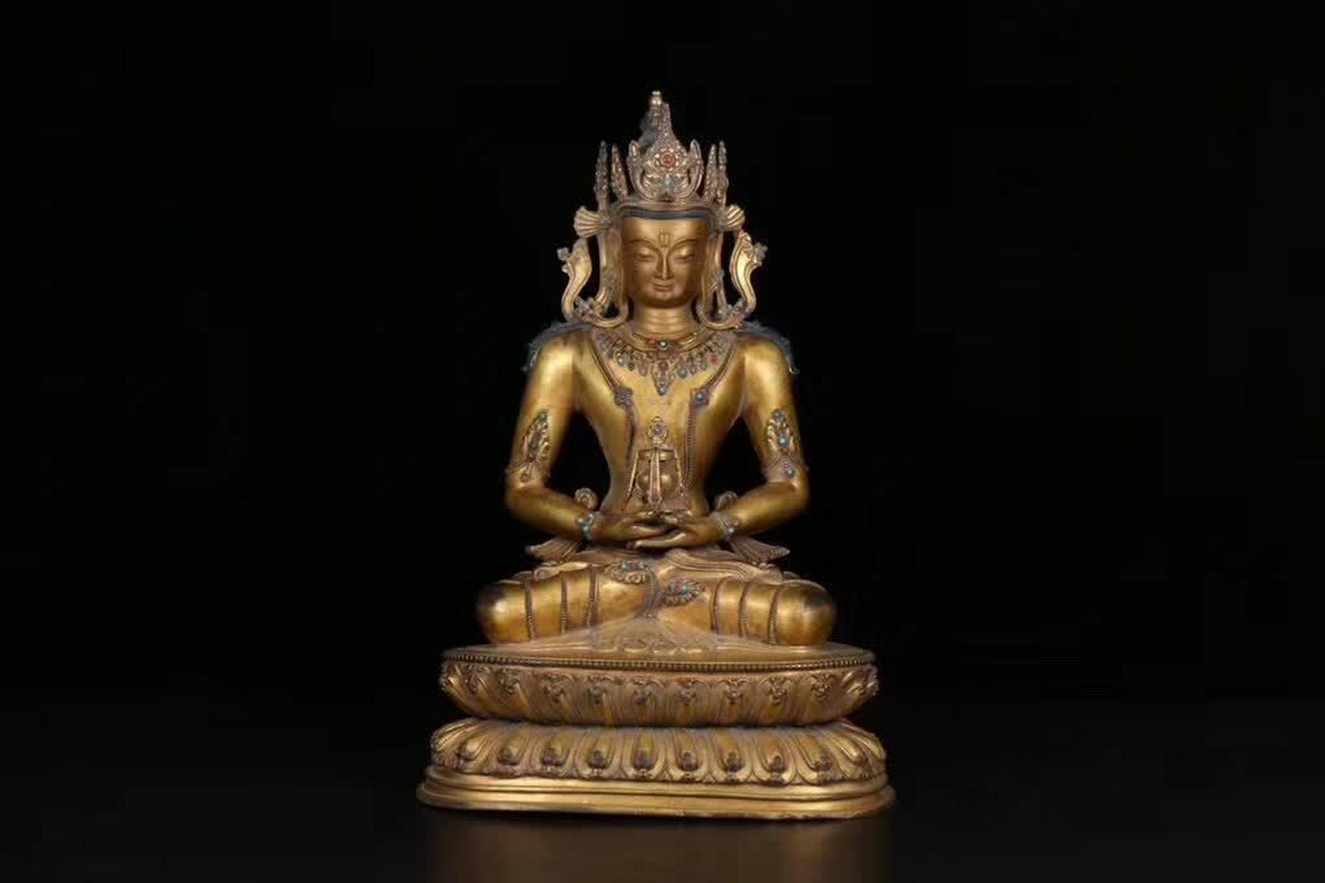 清代藏传铜鎏金《长寿佛》坐像以其独特的艺术魅力与深厚的宗教文化