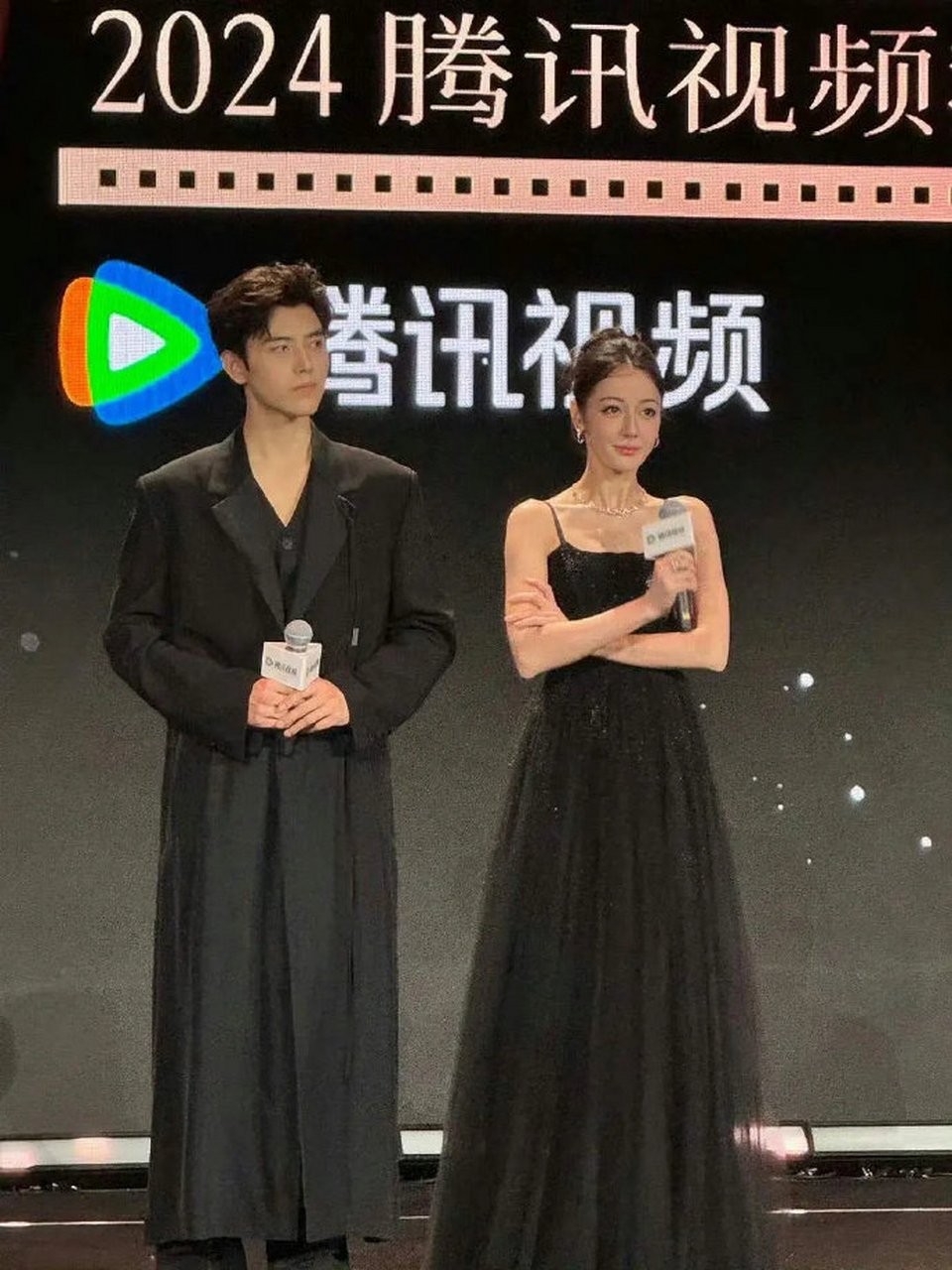 迪丽热巴陈飞宇星光大赏生图,差点被精修骗了