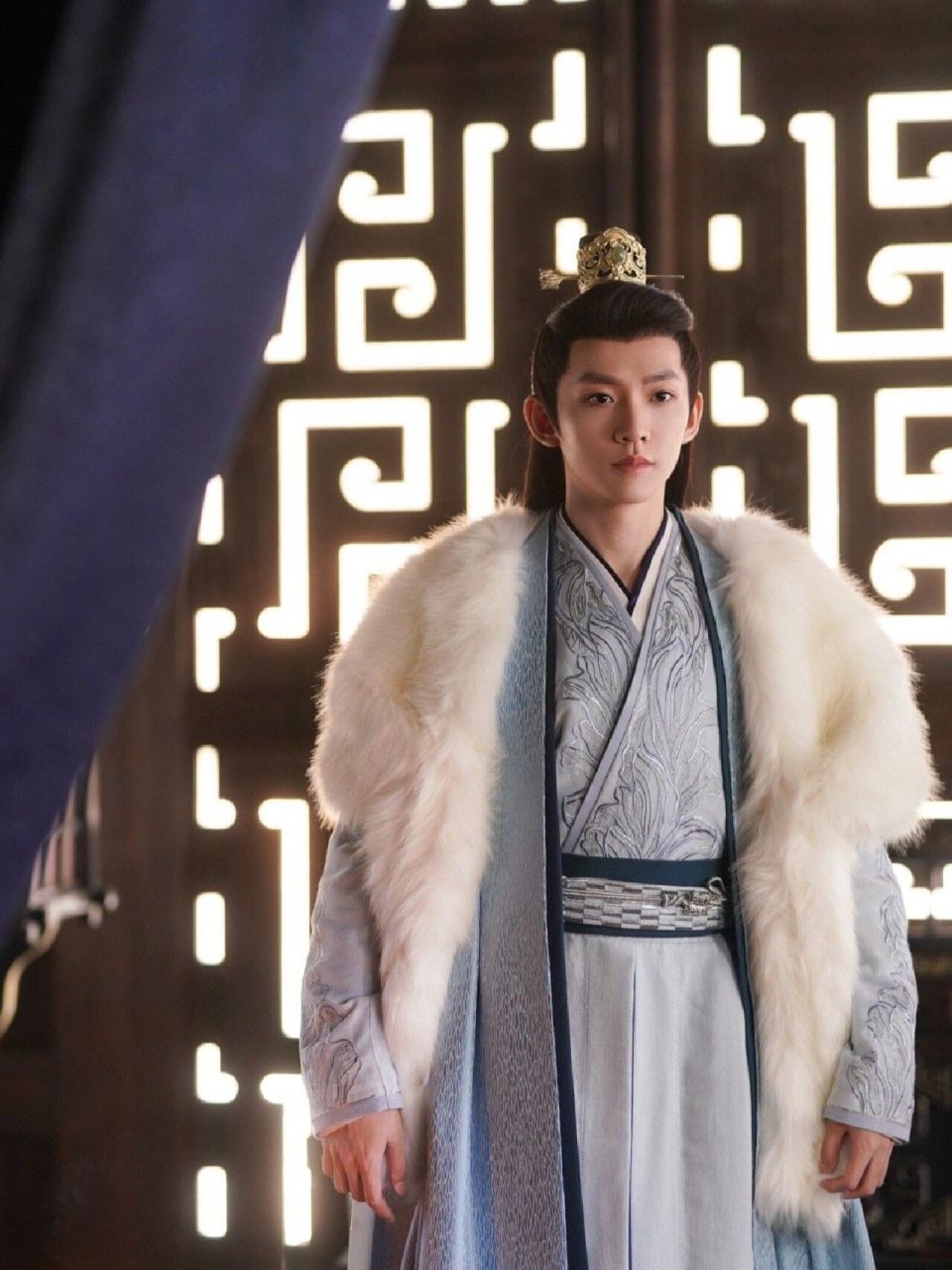 十七,身穿粗布麻衣, 但依然散发着无尽的魅力, 他的气质哪里像乞丐?