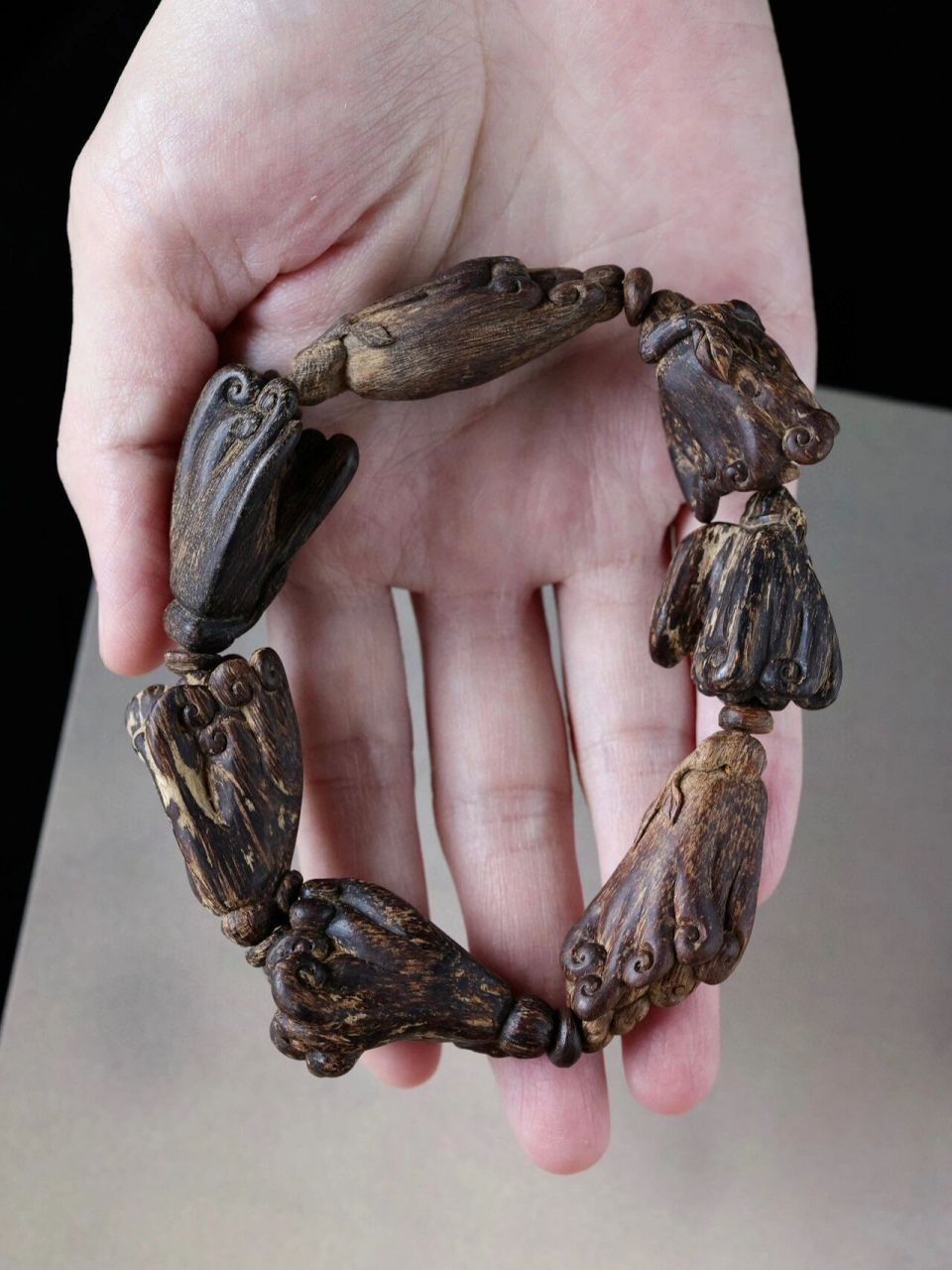 达拉干沉香"佛手"把玩大手串 沉水,香气高雅,乳香中带甜凉意,立体