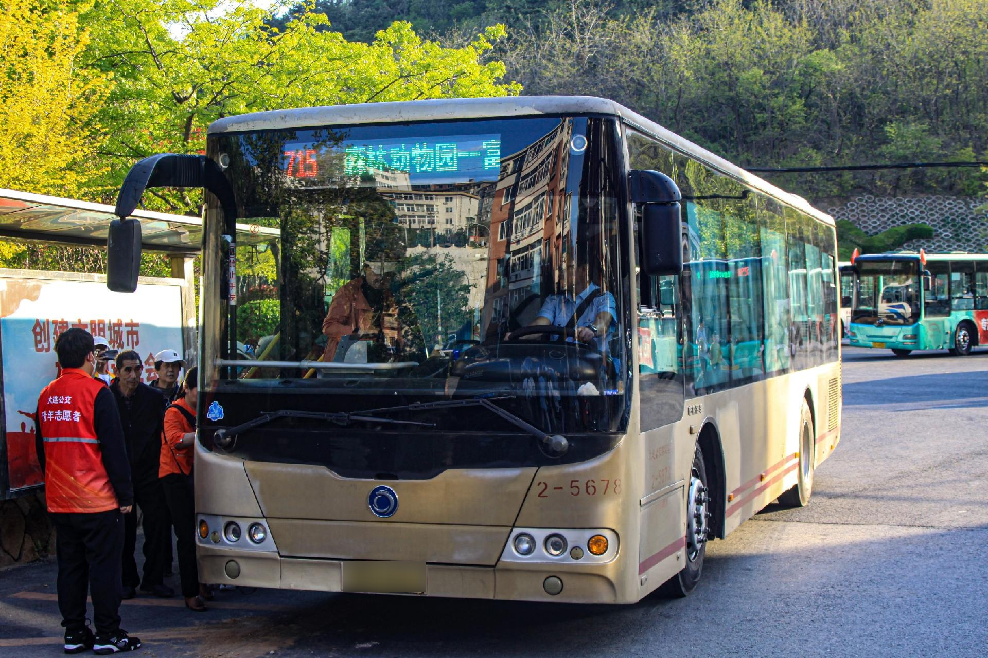 大连公交715路惊现比亚迪代运