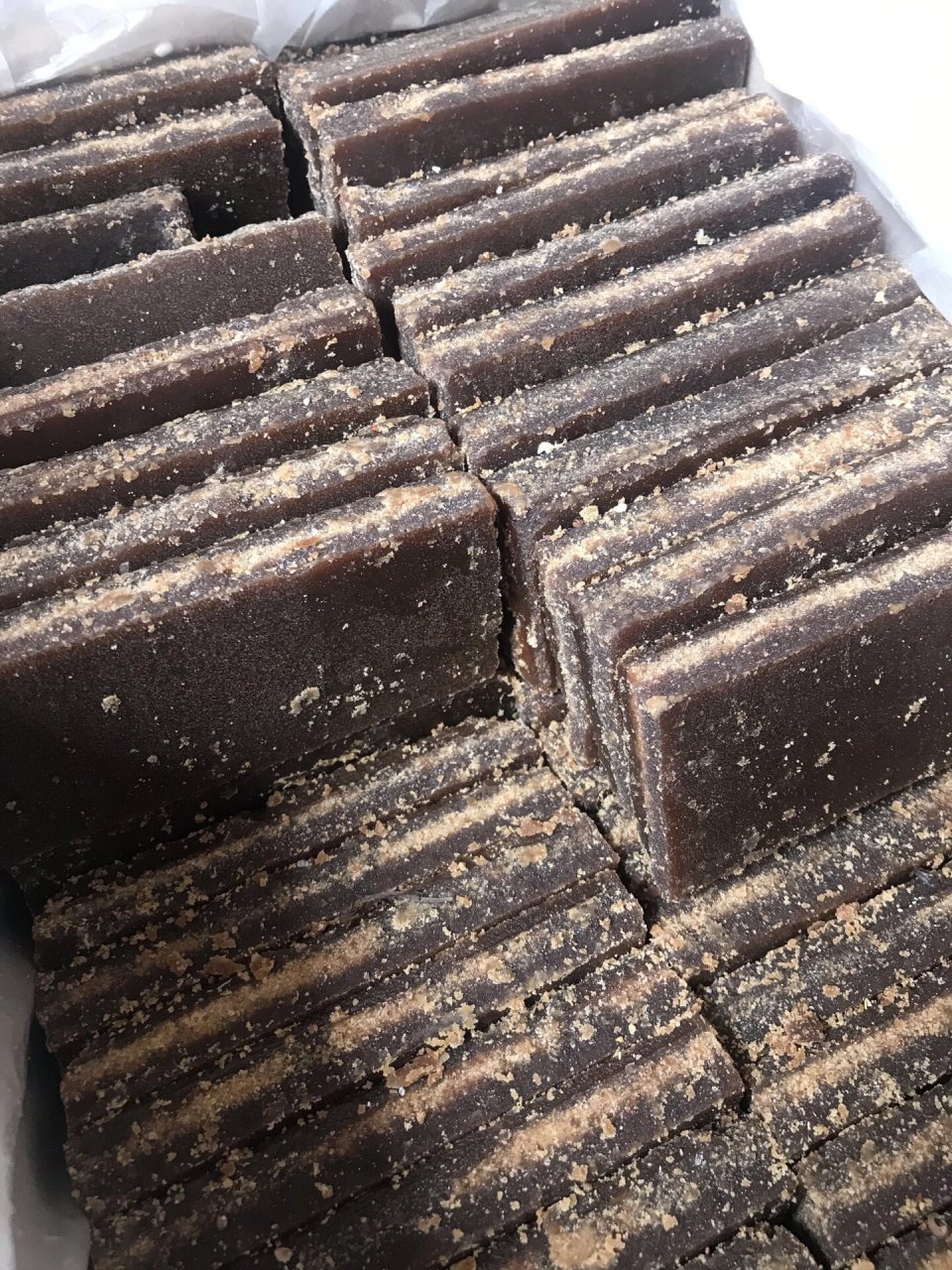 很多人不认识这种黑乎乎的糖是甘蔗老红糖 广西正宗甘蔗老红糖 甘蔗