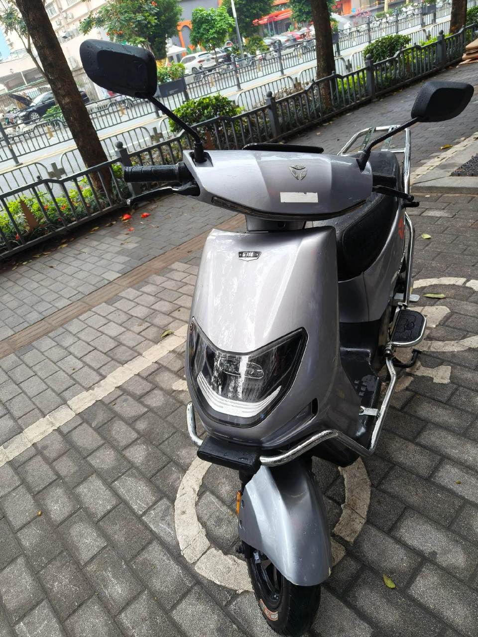 雅迪dt6新国标九成新电动车,配置新电池60v20a雅迪专用,可以上白牌