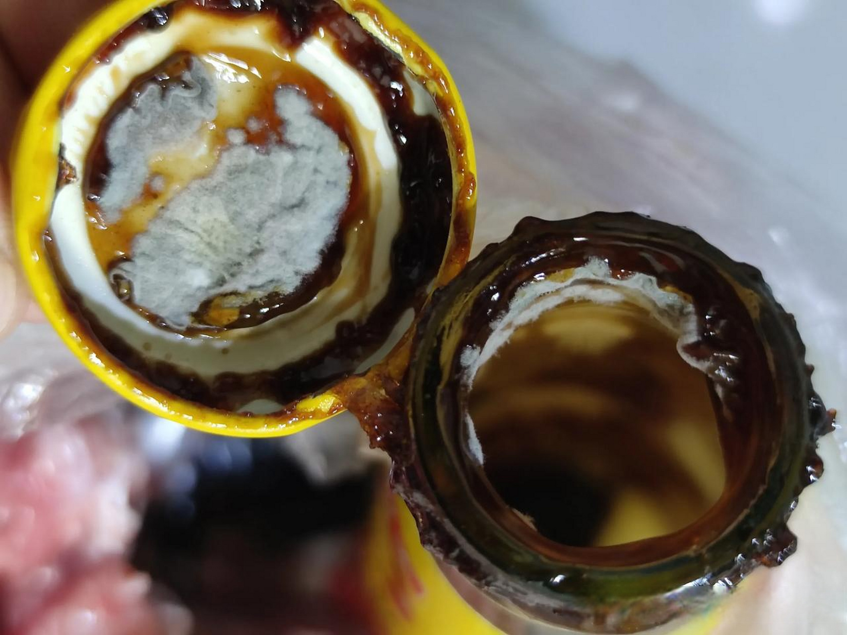 今天做饭打开蚝油盖子吓我一跳,瓶口处竟然发霉长毛了,不知道多长时间