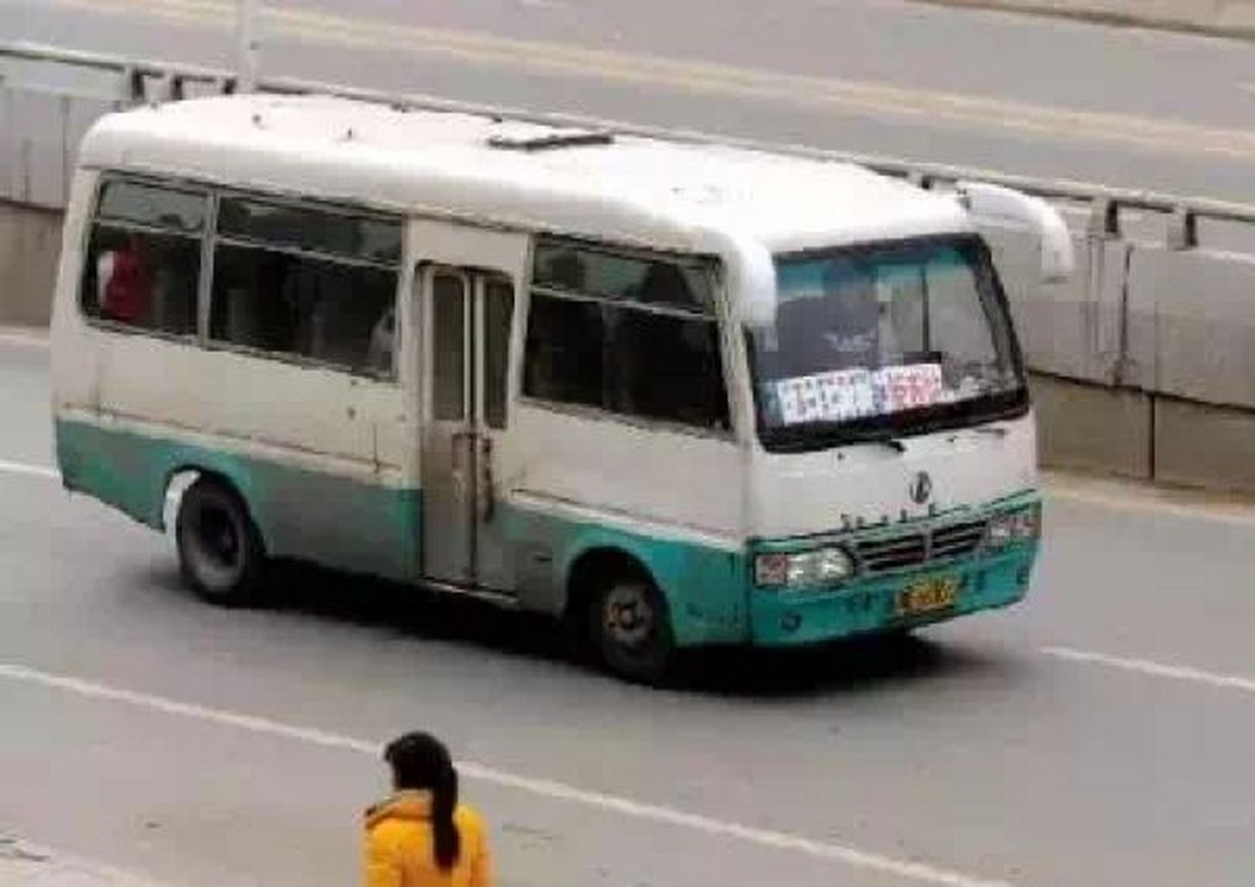 图1:2003年长沙城区最后一辆运营的中巴 图2:80年代长沙中巴 图3和图4