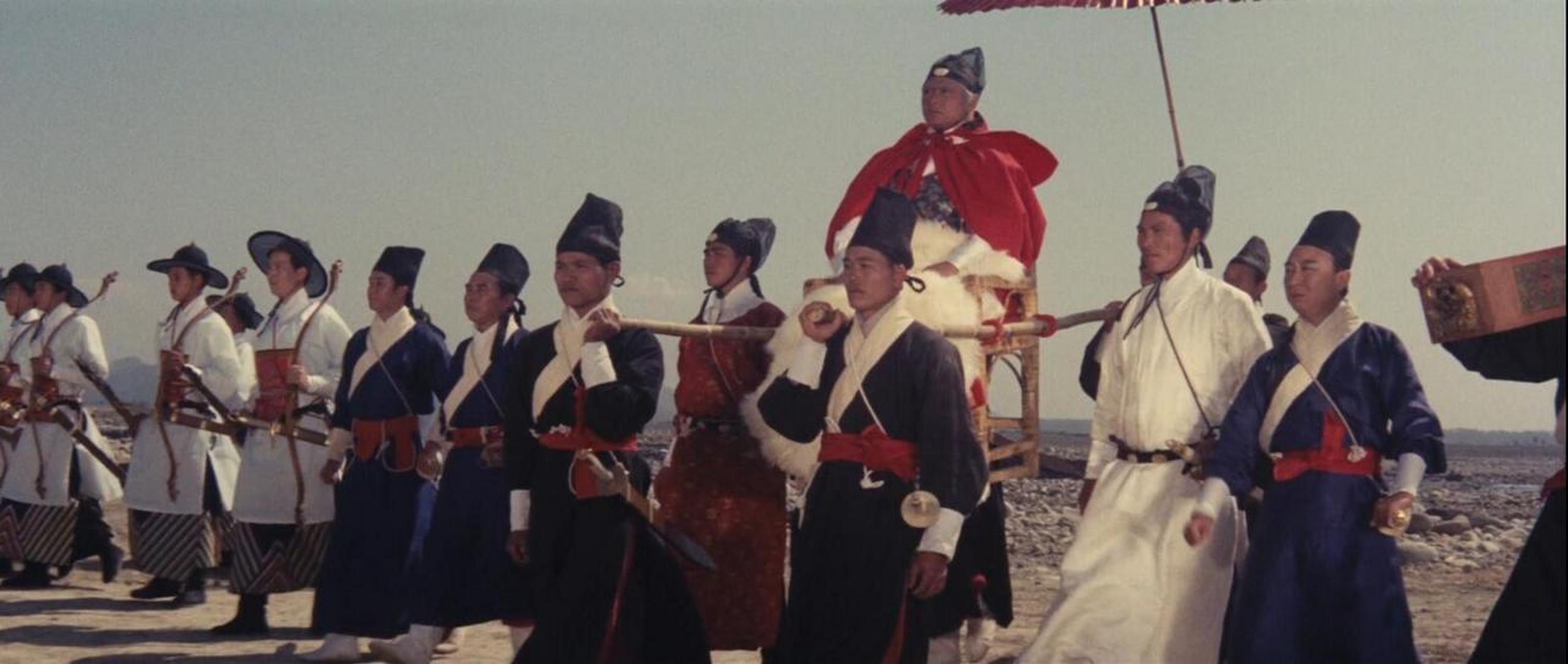 胡金铨在拍《龙门客栈》时,对锦衣卫,东厂的身份角色,服饰颜色,帽子