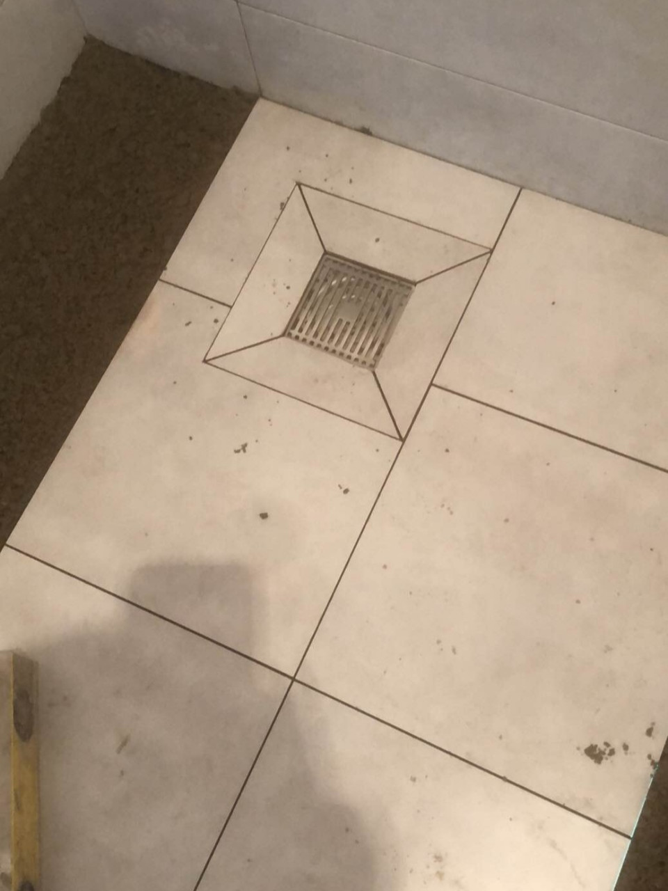 卫生间地砖,回字地漏太赞了 卫生间淋浴房是洗澡的区域,平常用水量就