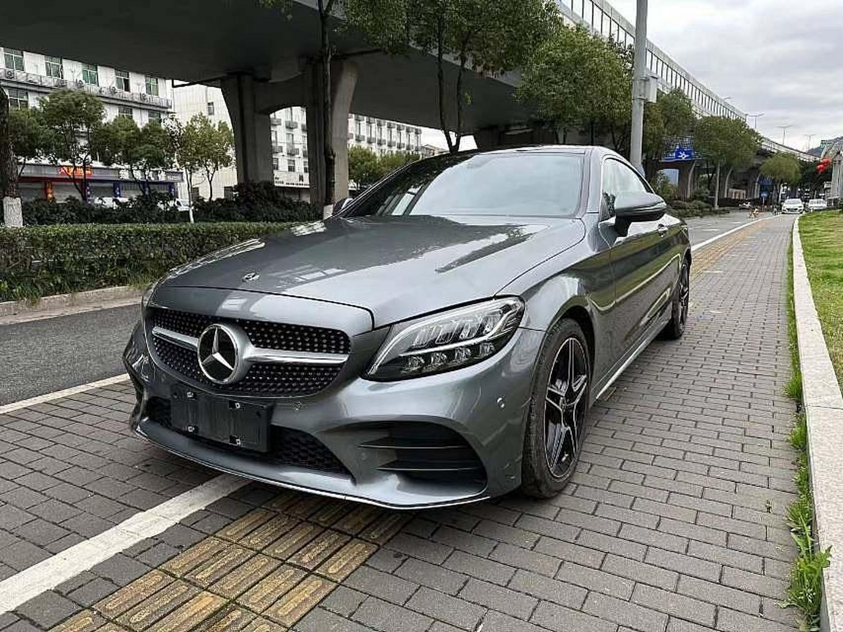 新到奔驰c260双门轿跑车,本地小姐姐一手车,21年6月上牌,3万公里实表