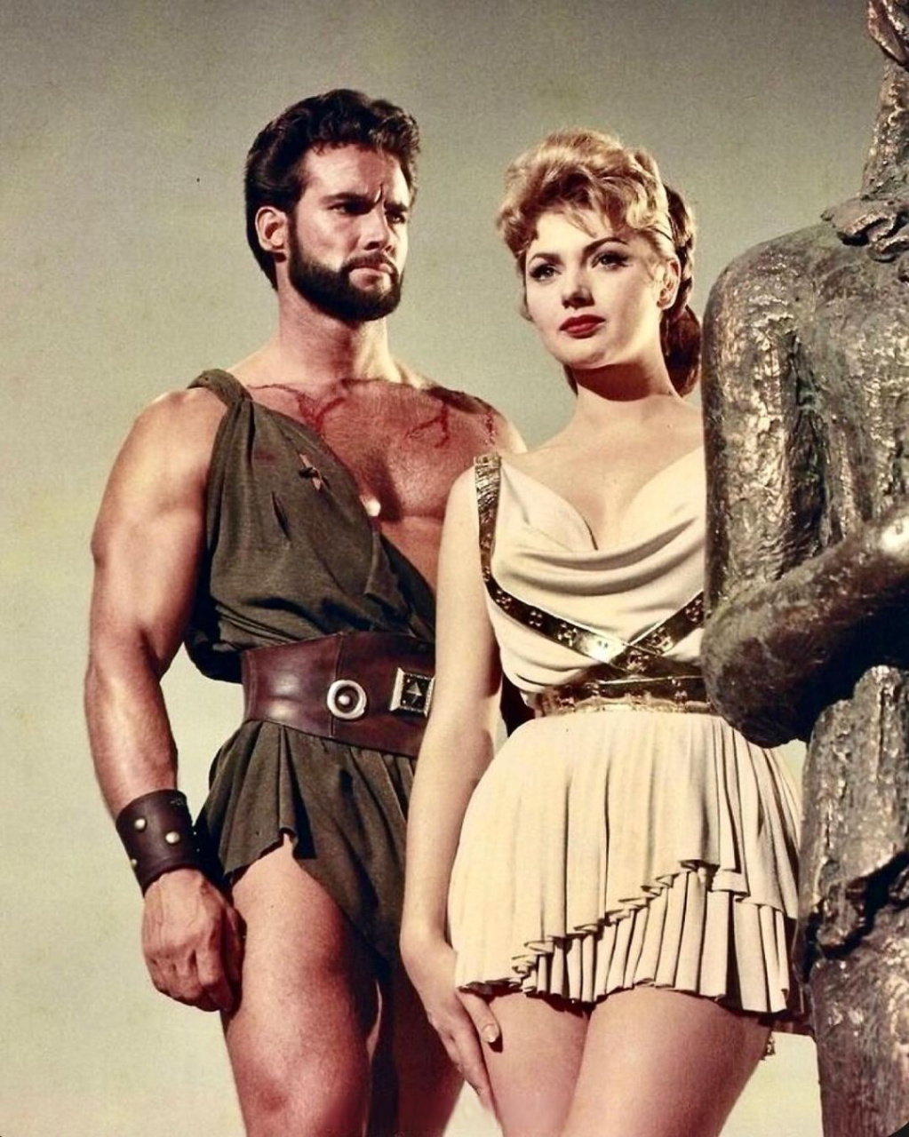 1958年《大力神》中的史蒂夫·里夫斯和西尔维亚·科斯西娜.