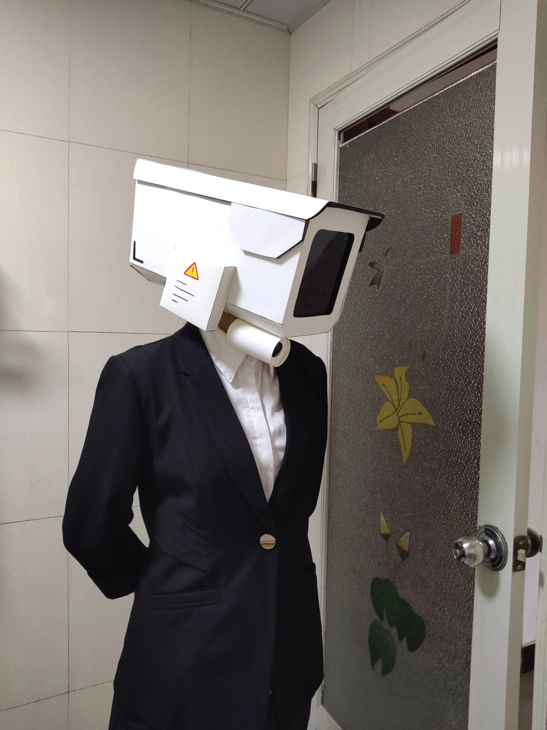 今天穿西装,但没有打领带 成功cos监控人,脑袋还要拿eva板重新再做