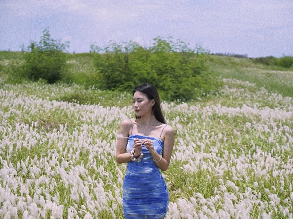 7日晚,高以翔的女友苏湘涵(bella)分享两组草丛中的照片,摘下了定情