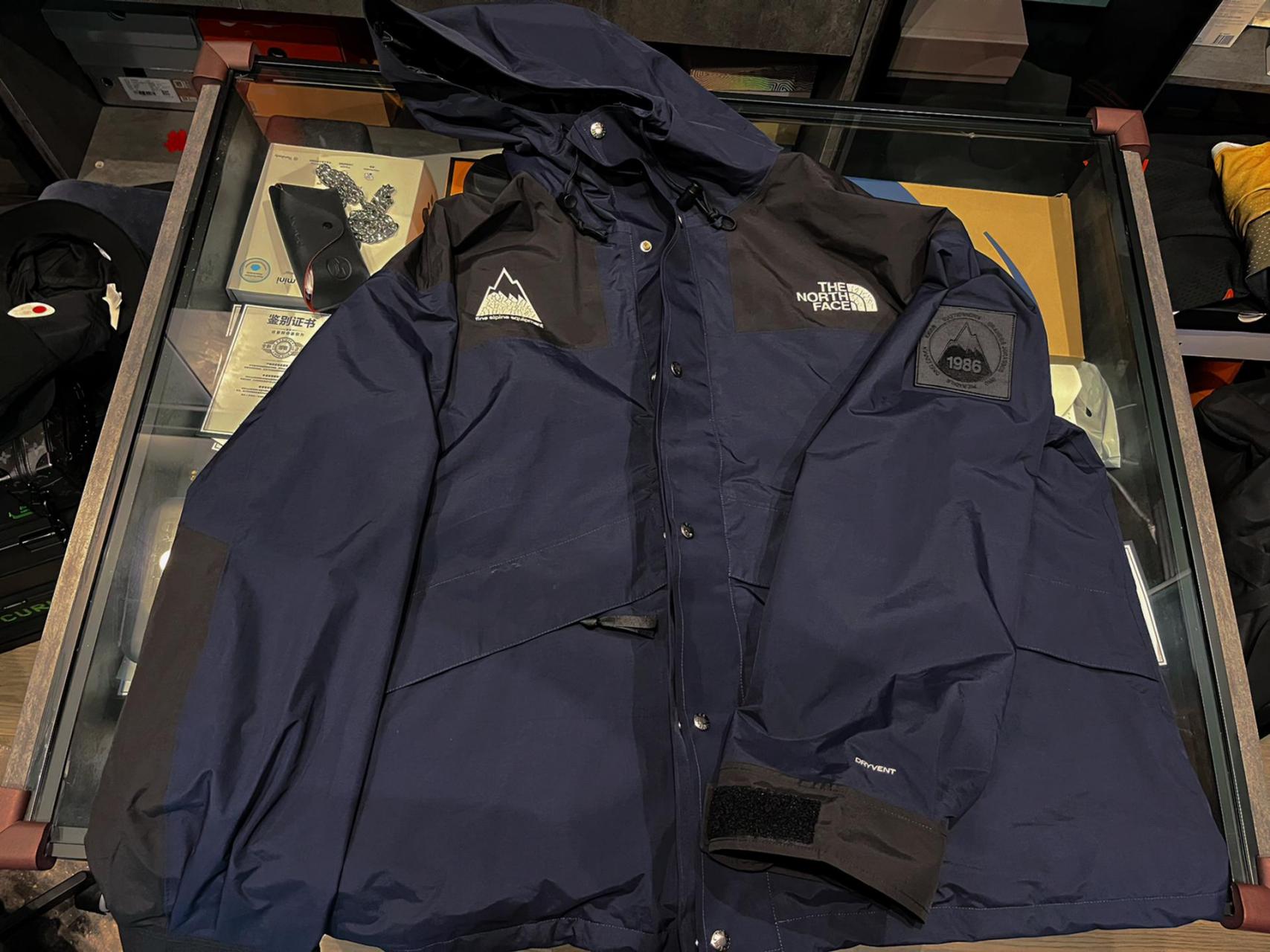 此款为the north face 1986冲锋衣,是北面纪念1986年登上阿尔卑斯山
