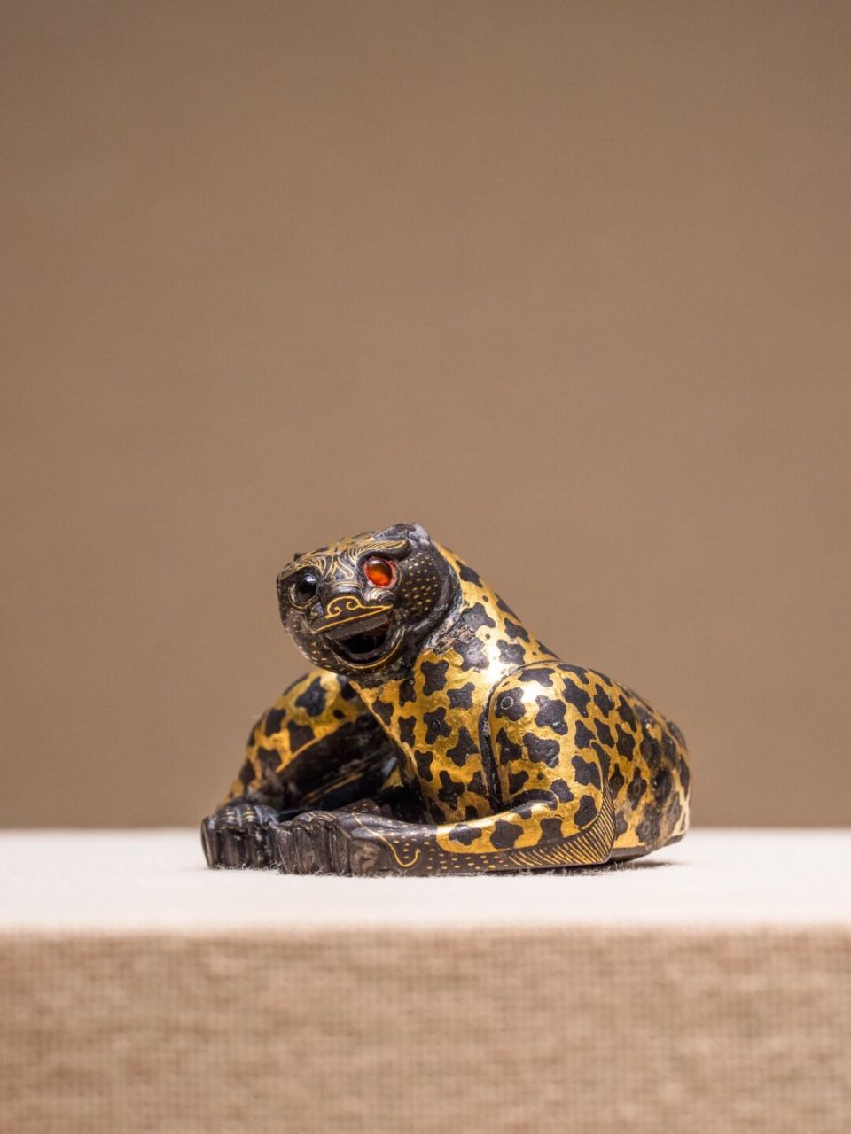 昨天是出自满城汉墓西汉中山王刘胜之妻窦绾墓的「长信宫灯」,今天这