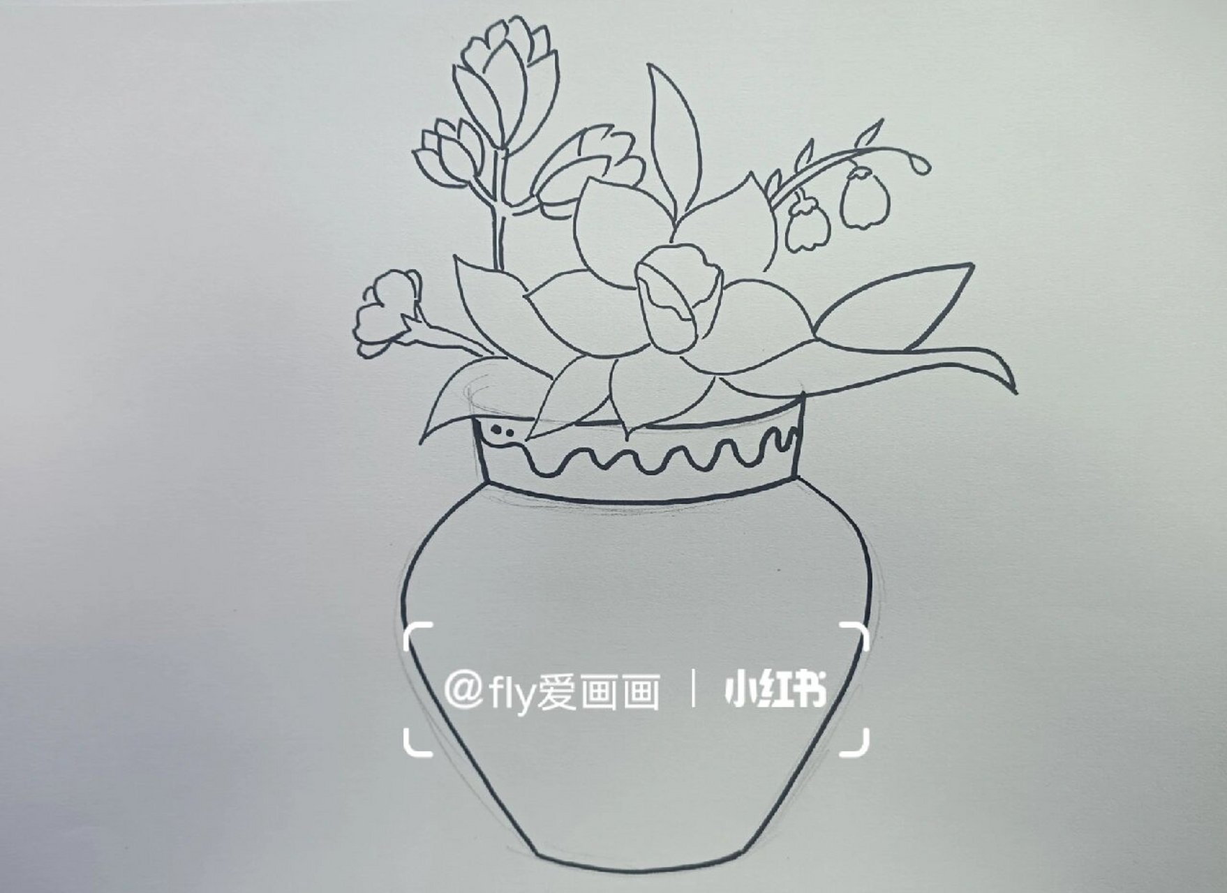 创意美术《线描花瓶》儿童画 1,工具材料:勾线笔,画纸 2,适合年龄段