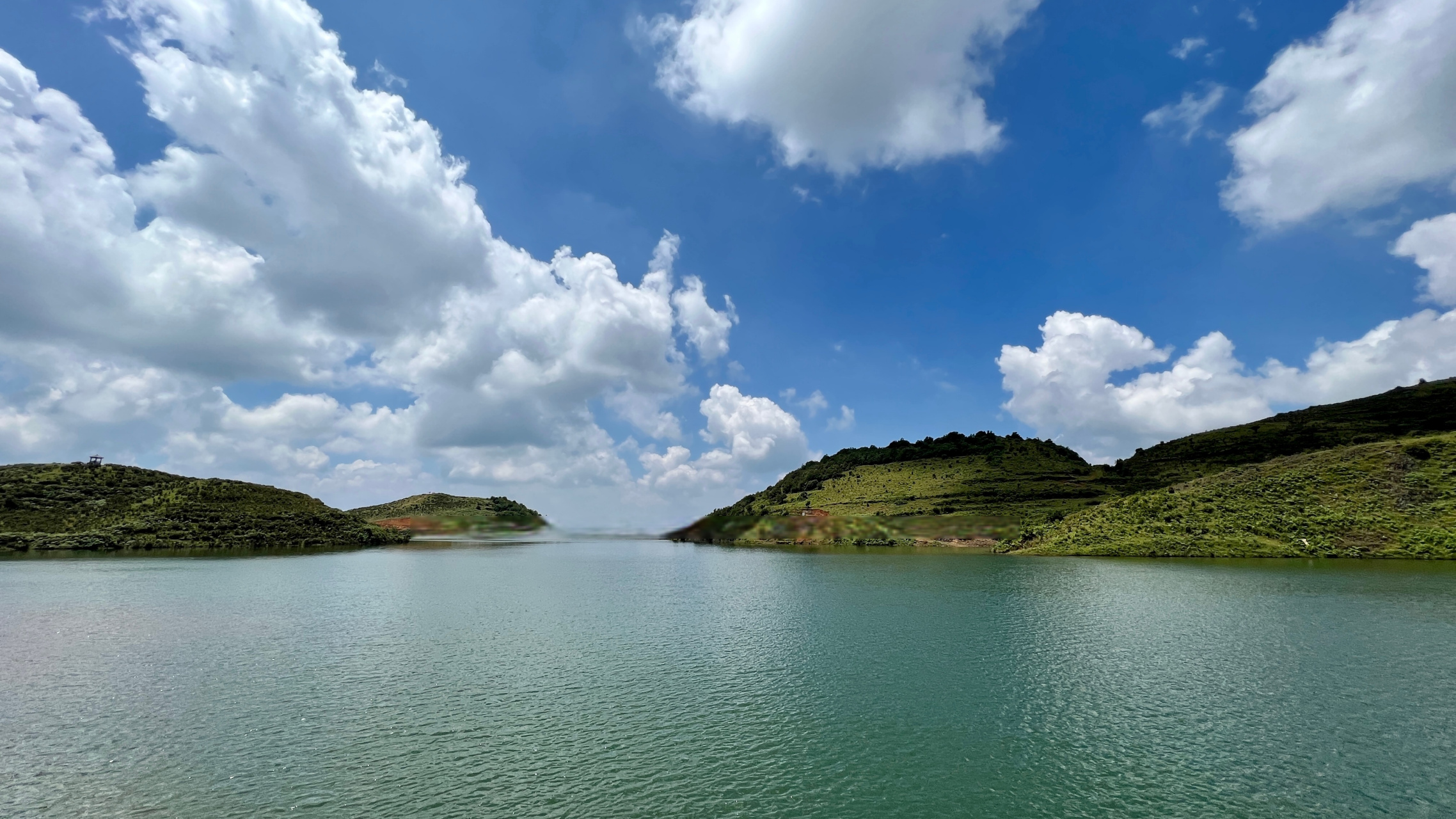 位于六盘水市盘州市乌蒙镇与坪地彝族乡境内.