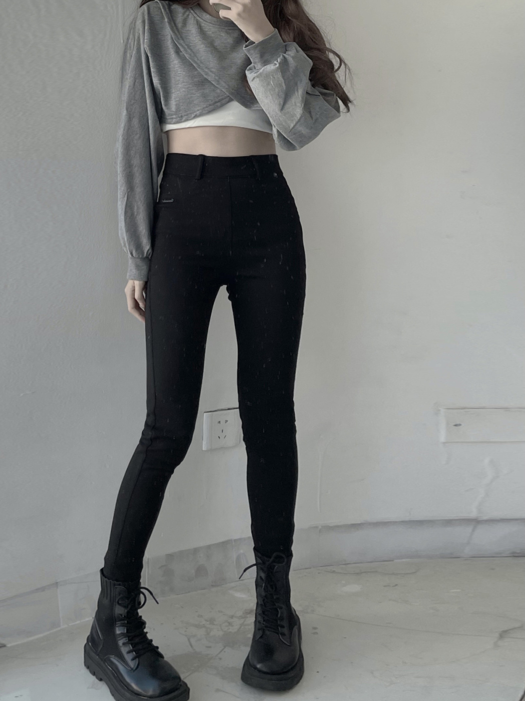 但黑色紧身裤真的是不过时的 就很百搭,随便套件衣服都可以出门 裤子