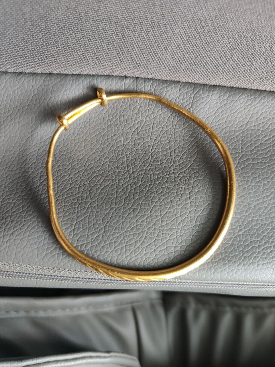 金手镯变形还有救吗 因为手比较大,试素圈塞不进去就买了活口的镯子