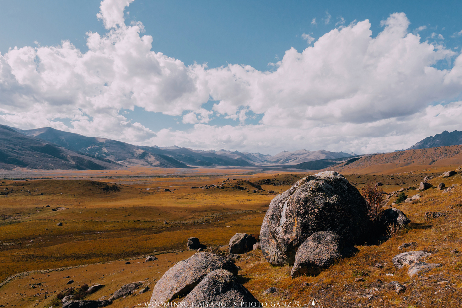成都以西几百公里,理塘—巴塘有段路,像极了西部世界.