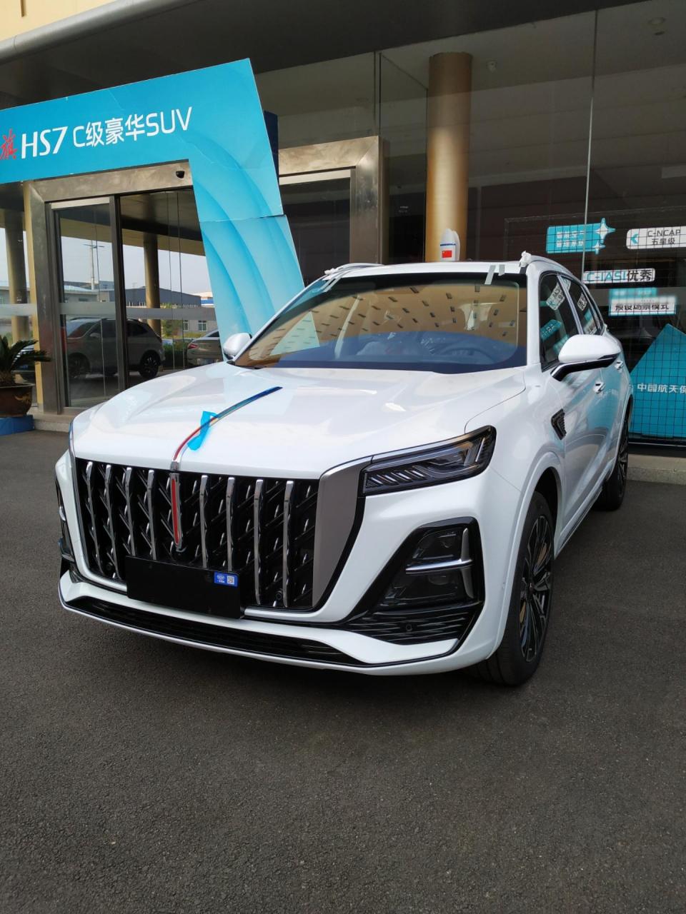 红旗hs5白色挺漂亮的.2.