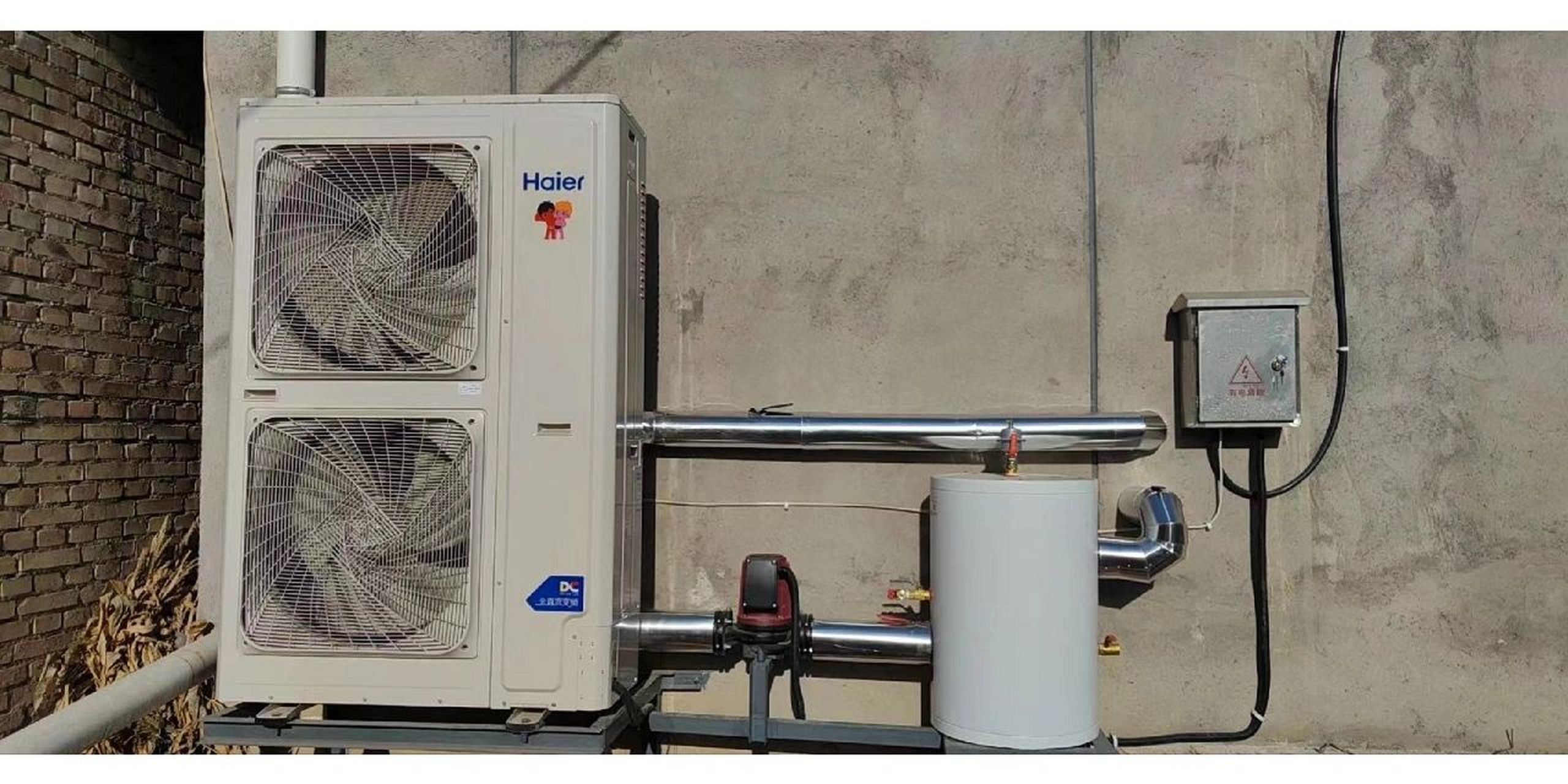 海尔空气能热泵采暖机现场安装 环保节能的空气能热泵 夏天制冷冬天取