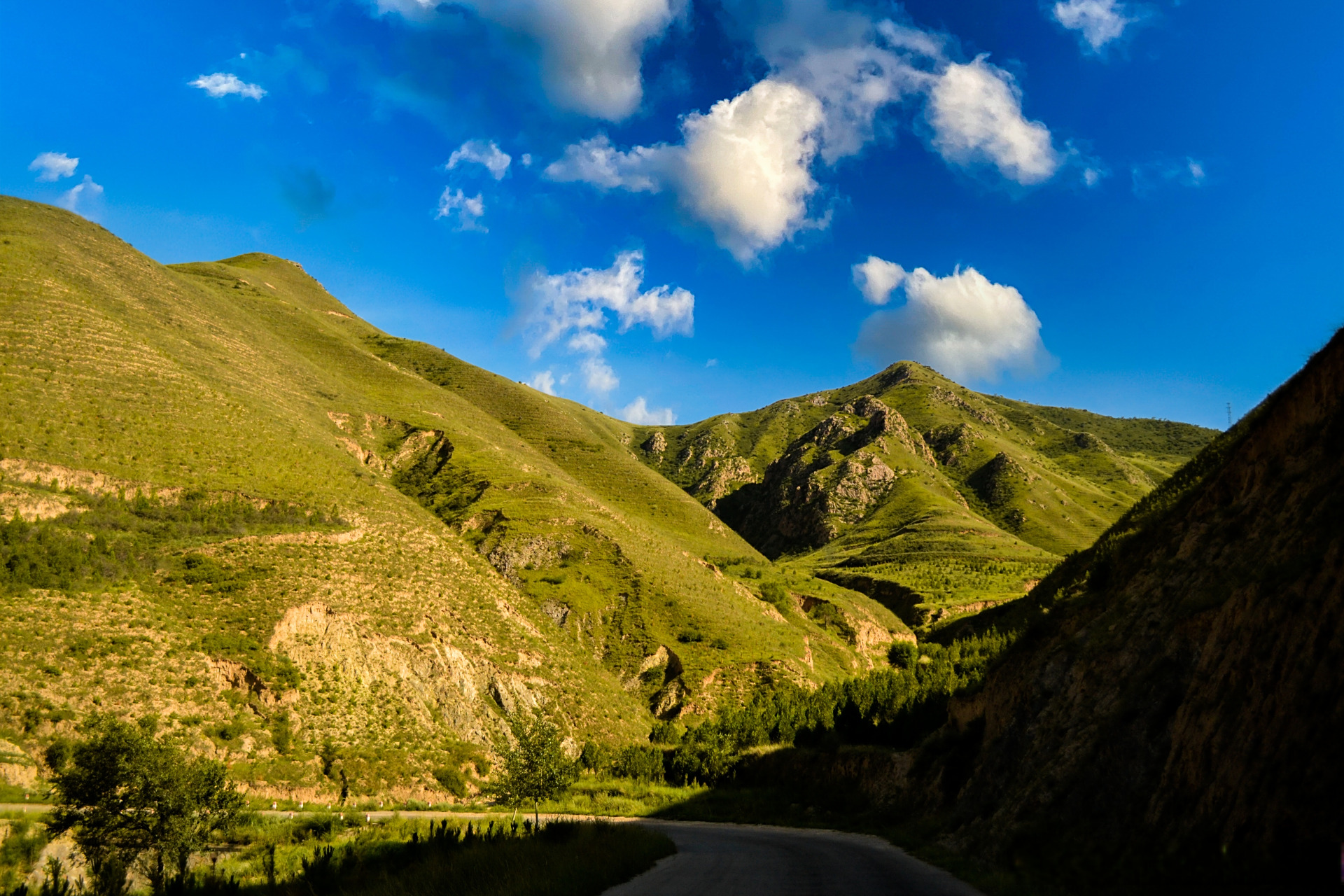 位于甘肃省会宁县城西北70公里的头寨子镇香林村与汉家岔乡交界处